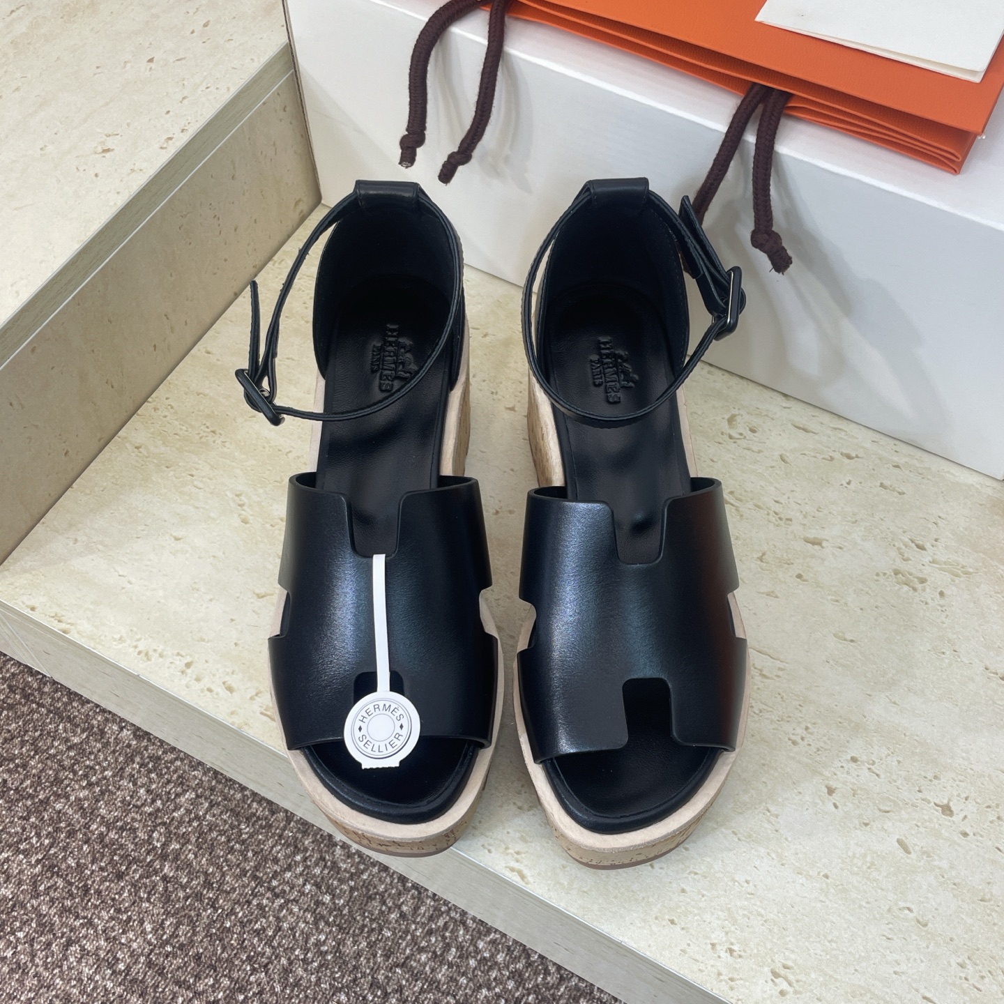 NO:681324,(Regular version does not come with an airplane case) Hermes spring and summer classic Luce thick-soled color-blocked wedge women's shoes H classic 'H'-shaped upper waterproof platform high-heeled sandals Material upper imported calfskin/imported sheepskin + water-dyed cowhide lining + original customized genuine leather welt wooden shield combination sole Heel height: 7CM / waterproof platform height 4CM  Size35-41 (40.41 customized, non-returnable), high heels and sandals, hermes, hermes, sandals, high heels, cowhide, sheep19860909(普版不配飞机盒) Hermes 爱马仕 春夏经典款 Luce 厚底拼色坡跟女鞋 H家经典“H”型鞋面防水台高跟凉鞋 材质鞋面进口小牛皮/进口羊猄皮+水染牛皮内里+原版定制真皮沿条木盾组合鞋底 跟高:7CM /防水台高4CM Size35-41(40.41定制不退换）,高跟鞋凉鞋,hermes,hermes,sandals,high heels,cowhide,sheep,Women's Shoes