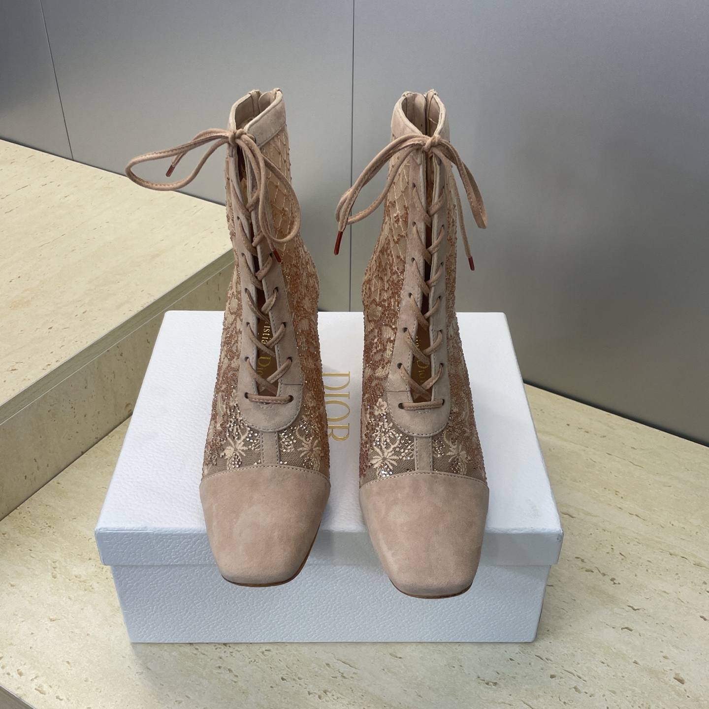 NO:681153,Dior 2026 early spring catwalk haute couture series Naughtily-D diamond-encrusted women's boots with CD letter logo, cannage pattern all-over jacquard embroidery, elegant rhinestone and nude sandals, star-style thick heel square toe lace-up tassel Roman back zipper short boots, the top version on the market. Material upper imported sheep wolf splicing high-temperature water-soluble electric embroidery technology fabric + water-dyed sheepskin lining + Italian leather outsole Heel height: 8CM  Size35-39 standard code (34.40.41.42.43 customization is not returnable), boots, dior, dior, boots, sheepskin, sheep, Leather soles19860909Dior 迪奥2026早春走秀高定系列Naughtily-D镶钻女靴 CD字母logo 藤格纹通体提花刺绣优雅水钻及裸凉靴 明星同款粗跟方头系带流苏罗马后拉链短靴 市面顶级版本 材质鞋面进口羊猄拼接高温水溶电绣科技面料+水染羊皮内里+意大利真皮大底 跟高:8CM Size35-39标准码（34.40.41.42.43定制不退换）,靴子,dior,dior,boots,sheepskin,sheep,Leather soles,Women's Shoes