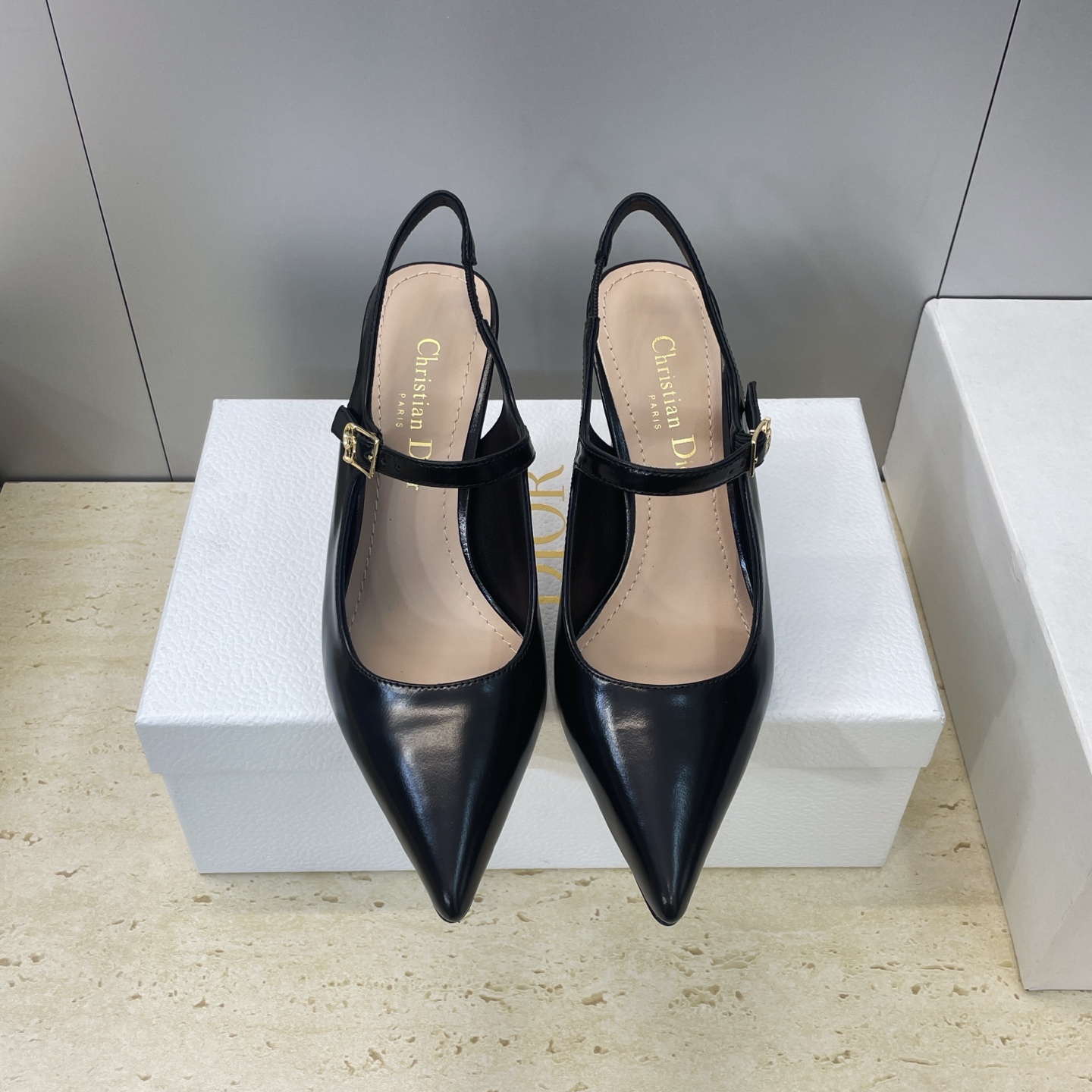 NO:750123,Dior 2026 early spring new high-definition catwalk series new Icon high-heeled pointed-toe Mule women's shoes, star's same CD letter logo hardware buckle stiletto heel sandals Material upper imported waxed calfskin + water-dyed sheepskin lining + Italian leather outsole Heel height: 8CM  Size standard code 34-43 (34.40.41.42.43 customized, non-refundable and non-exchangeable), high heels, dior, dior, sandals, high heels, cowhide, sheepskin, Leather soles19860909迪奥 Dior 2026早春新款高定走秀系列新款 Icon 高跟尖头穆勒女鞋 明星同款CD字母logo五金扣细跟后空凉鞋 材质鞋面进口油蜡小牛皮+水染羊皮内里+意大利真皮大底 跟高:8CM 码数标准码34-43（34.40.41.42.43定制不退不换）,高跟鞋,dior,dior,sandals,high heels,cowhide,sheepskin,Leather soles,Women's Shoes