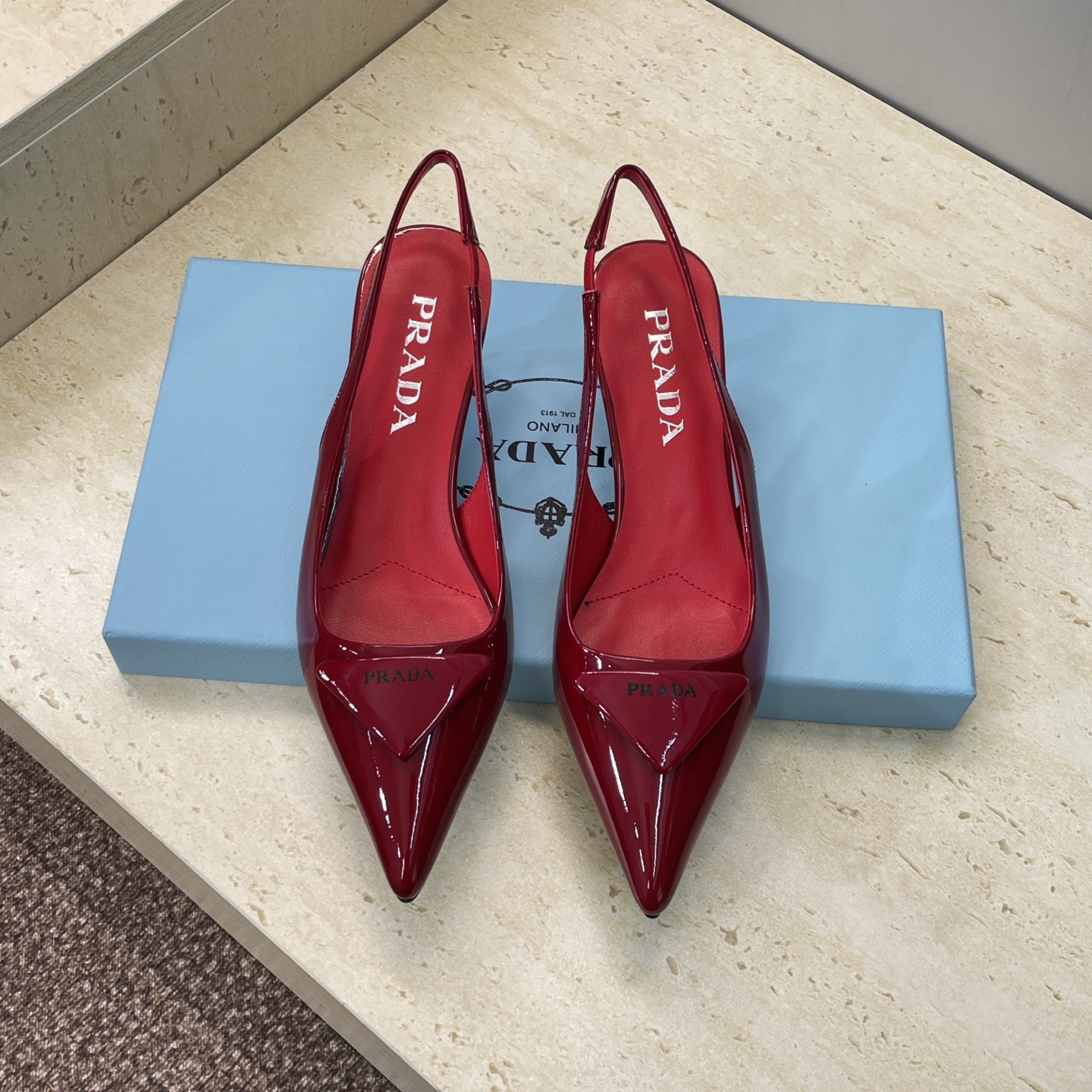 NO:682566,Prada 2026 early spring catwalk new high-heeled pointed toe back empty women's shoes Prada's iconic letter logo triangle logo badge buckle jelly color stiletto heel color block sandals Material: imported open-edge beaded calfskin upper + water-dyed sheepskin lining + Italian leather outsole Heel height: 4.5CM Size: 34-42 (34.40.41.  42 Customized (non-returnable and non-exchangeable), high heels and sandals, prada, prada, sandals, high heels, cowhide, sheepskin, Leather soles19860909Prada 2026早春走秀新款高跟尖头后空女鞋 普拉达标志性字母logo三角标徽章扣果冻色细跟拼色凉鞋 材质:鞋面进口开边珠小牛皮+水染羊皮内里+意大利真皮大底 跟高:4.5CM Size: 34-42（34.40.41. 42定做不退不换）,高跟鞋凉鞋,prada,prada,sandals,high heels,cowhide,sheepskin,Leather soles,Women's Shoes
