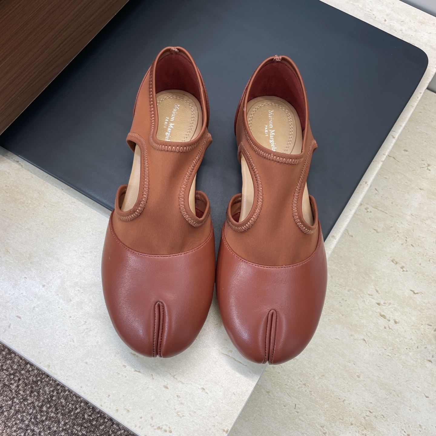 NO:682564,Maison Margiela 2026 early spring new flat-soled jelly color women's shoes MM6 letter logo hollow color-blocking stretch split-toe sandals Material upper imported calfskin/imported stretch lycra + water-dyed cowhide lining + Italian leather outsole Size: 35-40 (40 customized non-returnable), split-toe shoes, masion margiela, masion margiela, sandals, cowhide, Leather soles19860909Maison Margiela 马吉拉 2026早春新款平底果冻色女鞋 MM6字母logo镂空拼色弹力分趾凉鞋 材质鞋面进口小牛皮/进口弹力莱卡布+水染牛皮内里+意大利真皮大底 Size: 35-40(40定制不退换）,分趾鞋,masion margiela,masion margiela,sandals,cowhide,Leather soles,Women's Shoes