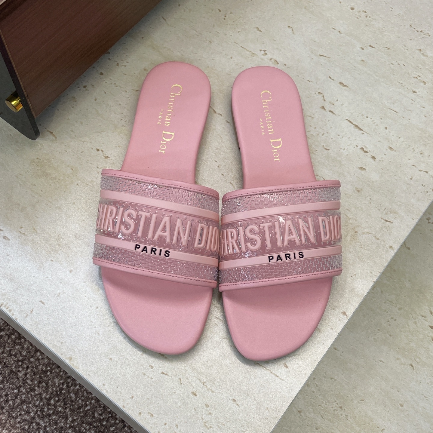 NO:682555,Dior 2026 early spring new style DWAY flat-soled slip-on jelly-colored women's shoes CD letter logo round-toe open-toe color-blocking sandals Material: imported custom Tpu technology fabric + water-dyed cowhide feet + Italian genuine leather outsole size 34-43 (34.40.41.42.43 custom-made non-refundable), slippers, dior, dior, slippers, cowhide, Leather soles19860909迪奥 Dior 2026早春新款 DWAY 平底一字拖果冻色女鞋 CD字母logo圆头露趾拼色凉拖鞋 材质:进口定制Tpu科技面料+水染牛皮垫脚+意大利真皮大底 size34-43（34.40.41.42.43定做不退不换）,拖鞋,dior,dior,slippers,cowhide,Leather soles,Women's Shoes
