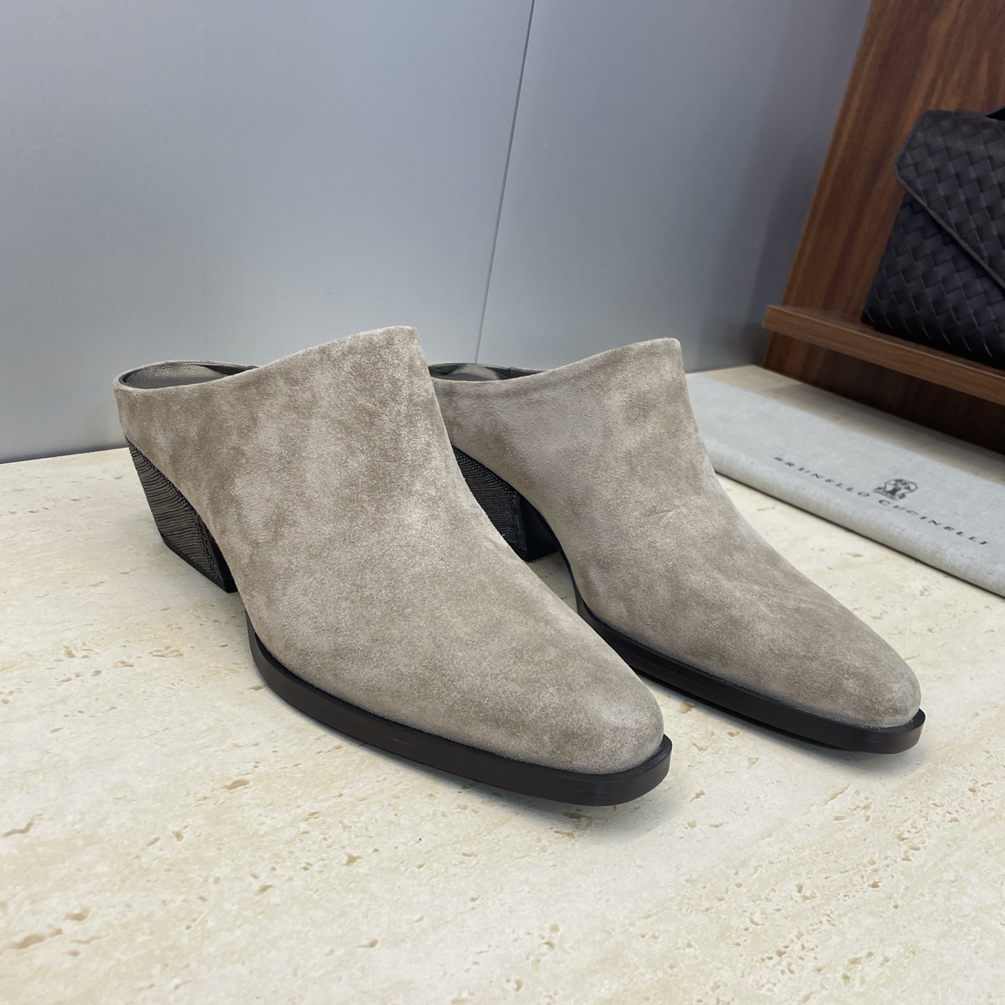 NO:682551,Brunello Cucineli Brunello Cucineli 2026 early spring new thick heel beaded women's shoes BC medium heel square toe color-blocked Mule sandals Material upper imported calfskin/imported sheepskin + water-dyed sheepskin lining + Italian injection molded leather outsole Heel height: 4.5CM Size35-39 (40 41 42 customized and non-returnable), half drag, brunello  cucinelli,slippers,cowhide,sheepskin,sheep,Leather soles19860909Brunello Cucineli 布鲁内诺库奇内利2026早春新款粗跟串珠女鞋 BC中跟方头拼色穆勒凉拖鞋 材质鞋面进口小牛皮/进口羊猄皮+水染羊皮内里+意大利注塑真皮大底 跟高:4.5CM Size35-39 (40 41 42 定做不退换）,半拖,brunello cucinelli,slippers,cowhide,sheepskin,sheep,Leather soles,Women's Shoes