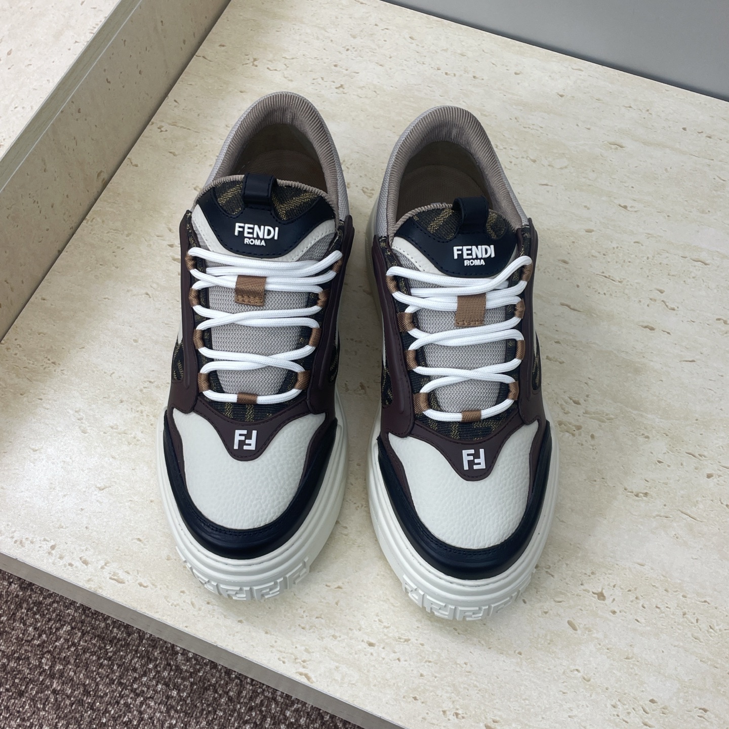 NO:694376,FENDI Fendi 2026 early spring new series Force lace-up casual sports men's shoes F family letter logo thick-soled round-toe color-blocking Forrest skateboard dad shoes The top version on the market Material: imported calfskin upper + environmentally friendly breathable mesh fabric shoe lining + original molded Tpu outsole  Size: 38-46 (38.46 customized, non-refundable), casual shoes/sports shoes, fendi, fendi, fendi, sneakers, cowhide19860909FENDI 芬迪2026早春新款系列 Force系带休闲运动男鞋 F家字母logo厚底圆头拼色阿甘徳训滑板老爹鞋 市面顶级版本 材质:鞋面进口小牛皮+环保透气网眼布织鞋物内里+原版开模Tpu大底 Size:38-46(38.46定制不退换),休闲鞋/运动鞋,fendi,fendi,fendi,sneakers,cowhide,Women's Shoes