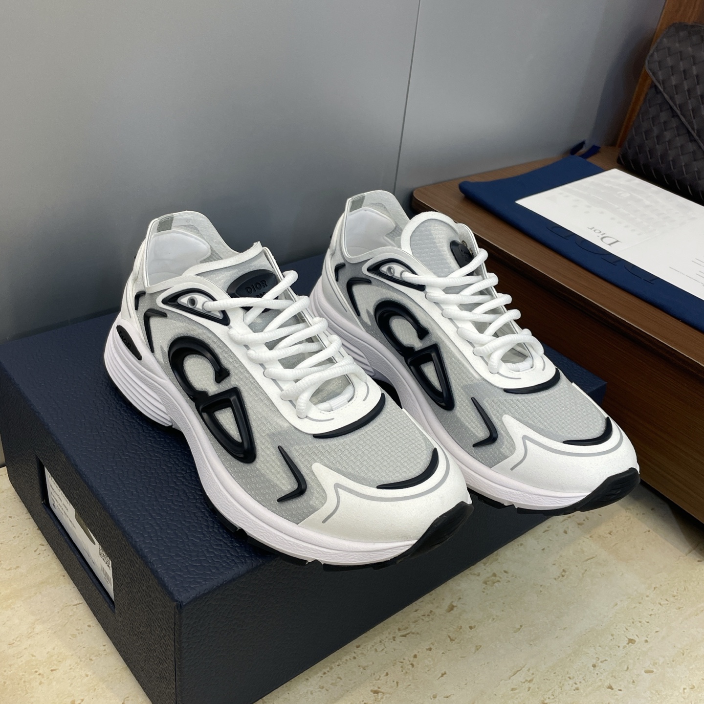 NO:696005,Dior Dior 2026 early spring new color B30 modern sports shoes. Stars' same thick-soled lace-up couple's casual running shoes CD three-dimensional letter logo luminous color matching dad shoes. The top high-end version on the market. Material: imported custom silk cowhide splicing mesh fabric + environmentally friendly polyester blended breathable lining + original open-molded TPU outsole  Size: women's size 35-40/men's size 39-46 (46 customized, non-returnable), casual shoes/sports shoes, dior, dior, sneakers, cowhide19860909Dior 迪奥 2026早春新色B30摩登运动鞋 明星同款厚底系带情侣款休闲跑鞋 CD立体字母logo夜光拼色老爹鞋 市面顶级高端版本 材质:进口定制丝绸牛皮拼接网眼织物+环保涤纶混纺透气内里+原版开模TPU大底 Size:女码35-40/男码39-46(46定制不退换),休闲鞋/运动鞋,dior,dior,sneakers,cowhide,Women's Shoes