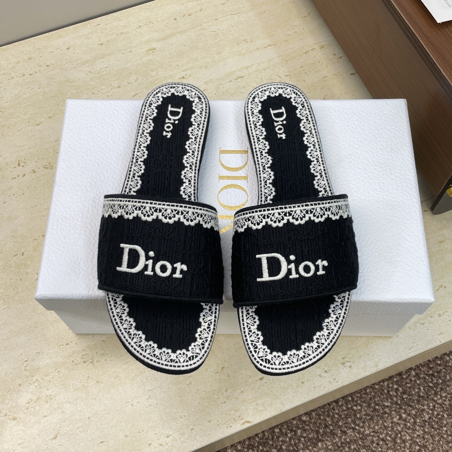 NO:696001,Dior 2026 new early spring DWAY flat flip-flops jelly color women's shoes CD letter logo three-dimensional embroidery round toe open toe color block sandals Material: upper imported electric embroidery high temperature water-soluble cotton technical fabric + water-dyed sheepskin lining + Italian genuine leather outsole size 35-41 (40.41 customized non-refundable), slippers, dior, dior, slippers, sheepskin, Leather soles19860909迪奥 Dior 2026 早春新款 DWAY 平底一字拖果冻色女鞋 CD字母logo立体刺绣圆头露趾拼色凉拖鞋 材质:鞋面进口电绣高温水溶棉质科技面料+水染羊皮内里+意大利真皮大底 size35-41(40.41定制不退不换）,拖鞋,dior,dior,slippers,sheepskin,Leather soles,Women's Shoes