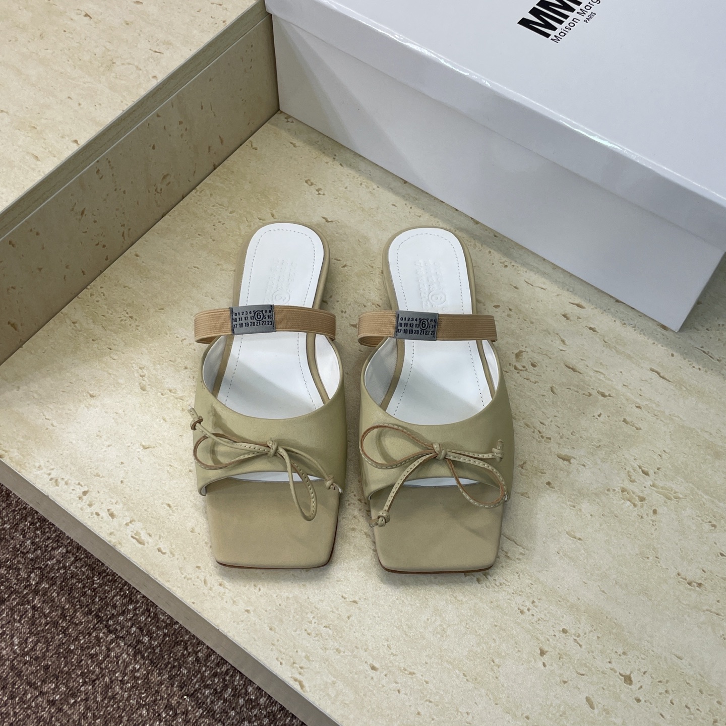 NO:696139,Maison Margiela 2026 early spring new square toe bow women's shoes MM6 letter logo low heel color block open toe sandals Material upper imported calfskin + water-dyed cowhide lining + Italian genuine leather outsole Heel height: 1.5CM Size: 35-40 (40 customized non-refundable), slippers ballet shoes, masion margiela, masion margiela, slippers, cowhide, Leather soles19860909Maison Margiela 马吉拉 2026早春新款方头蝴蝶结女鞋 MM6字母logo低跟拼色露趾凉拖鞋 材质鞋面进口小牛皮+水染牛皮内里+意大利真皮大底 跟高:1.5CM Size: 35-40(40定制不退换）,拖鞋芭蕾舞鞋,masion margiela,masion margiela,slippers,cowhide,Leather soles,Women's Shoes