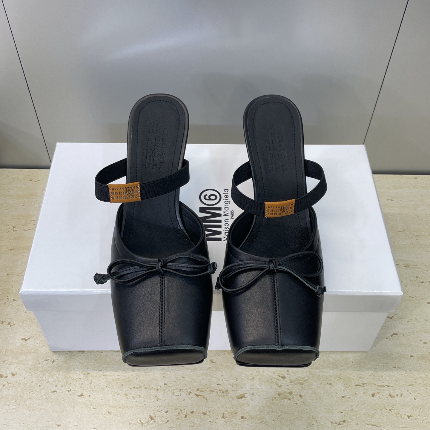 NO:696143,Maison Margiela 2026 early spring new square toe bow Mule women's shoes MM6 letter logo mid-heel color-blocking sandals Material upper imported calfskin + water-dyed cowhide lining + Italian leather outsole Heel height: 6.5CM Size: 35-40 (40 customized non-returnable), slippers ballet shoes, masion margiela, masion margiela, slippers, cowhide, Leather soles19860909Maison Margiela 马吉拉 2026早春新款方头蝴蝶结穆勒女鞋 MM6字母logo中跟拼色凉拖鞋 材质鞋面进口小牛皮+水染牛皮内里+意大利真皮大底 跟高:6.5CM Size: 35-40(40定制不退换）,拖鞋芭蕾舞鞋,masion margiela,masion margiela,slippers,cowhide,Leather soles,Women's Shoes