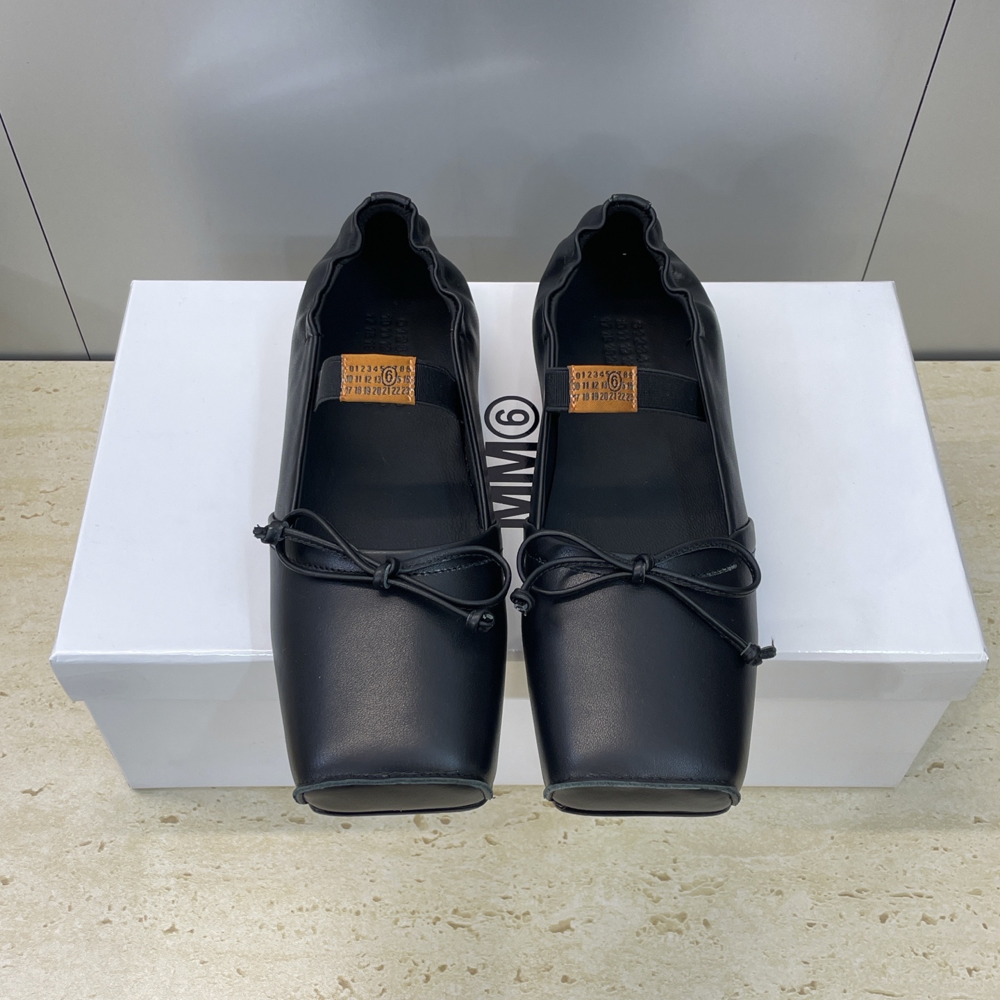 NO:696146,Maison Margiela 2026 early spring new square toe bow ballet doll women's shoes MM6 letter logo low heel color block shoes Material upper imported calfskin + water-dyed cowhide lining + Italian leather outsole Heel height: 1.5CM Size: 35-40 (40 customized non-returnable), slippers ballet shoes, masion margiela, masion margiela, slippers, cowhide, Leather soles19860909Maison Margiela 马吉拉 2026早春新款方头蝴蝶结芭蕾舞娃娃女鞋 MM6字母logo低跟拼色单鞋 材质鞋面进口小牛皮+水染牛皮内里+意大利真皮大底 跟高:1.5CM Size: 35-40(40定制不退换）,拖鞋芭蕾舞鞋,masion margiela,masion margiela,slippers,cowhide,Leather soles,Women's Shoes