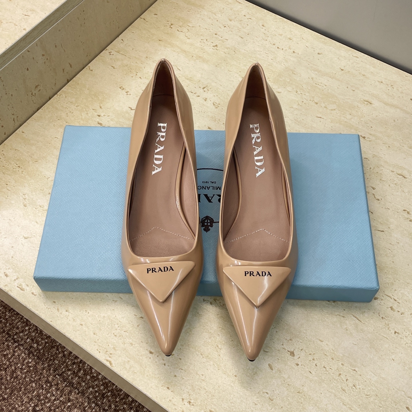 NO:696175,Prada 2026 early spring catwalk new low-heeled pointed-toe women's shoes Prada's iconic letter logo triangle badge jelly-colored shoes Material: upper imported open-edge beaded cowhide/imported cow patent leather + water-dyed sheepskin lining + Italian genuine leather outsole Heel height: 4.5CM Size: 34-42 (34.40.41. 42 custom-made, non-refundable and non-exchangeable), high-heeled shoes, prada, prada, high  heels,cowhide,sheepskin,Leather soles19860909Prada 2026早春走秀新款低跟尖头女鞋 普拉达标志性字母logo三角徽章果冻色单鞋 材质:鞋面进口开边珠牛皮/进口牛漆皮+水染羊皮内里+意大利真皮大底 跟高:4.5CM Size: 34-42（34.40.41. 42定做不退不换）,高跟鞋单鞋,prada,prada,high heels,cowhide,sheepskin,Leather soles,Women's Shoes