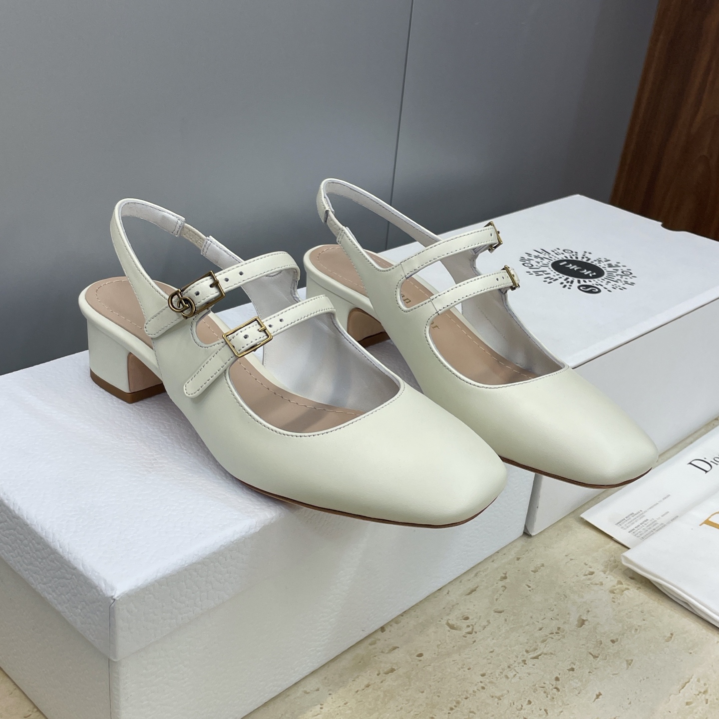 NO:695997,Dior 2026 early spring new haute couture catwalk series new Cherie flat-bottomed square-toe Mary Jane women's shoes, star's same CD letter logo hardware buckle low-heeled sandals, material upper imported calfskin + water-dyed sheepskin lining + Italian leather outsole Heel height: flat bottom / 3.5CM  Size standard code 34-43 (34.40.41.42.43 customized, non-refundable and non-exchangeable), sandals, dior, dior, sandals, mary jane, cowhide, sheepskin, Leather soles19860909迪奥 Dior 2026早春新款高定走秀系列新款 Cherie 平底方头玛丽珍女鞋 明星同款CD字母logo五金扣低跟后空凉鞋 材质鞋面进口小牛皮+水染羊皮内里+意大利真皮大底 跟高:平底/3.5CM 码数标准码34-43（34.40.41.42.43定制不退不换）,凉鞋,dior,dior,sandals,mary jane,cowhide,sheepskin,Leather soles,Women's Shoes