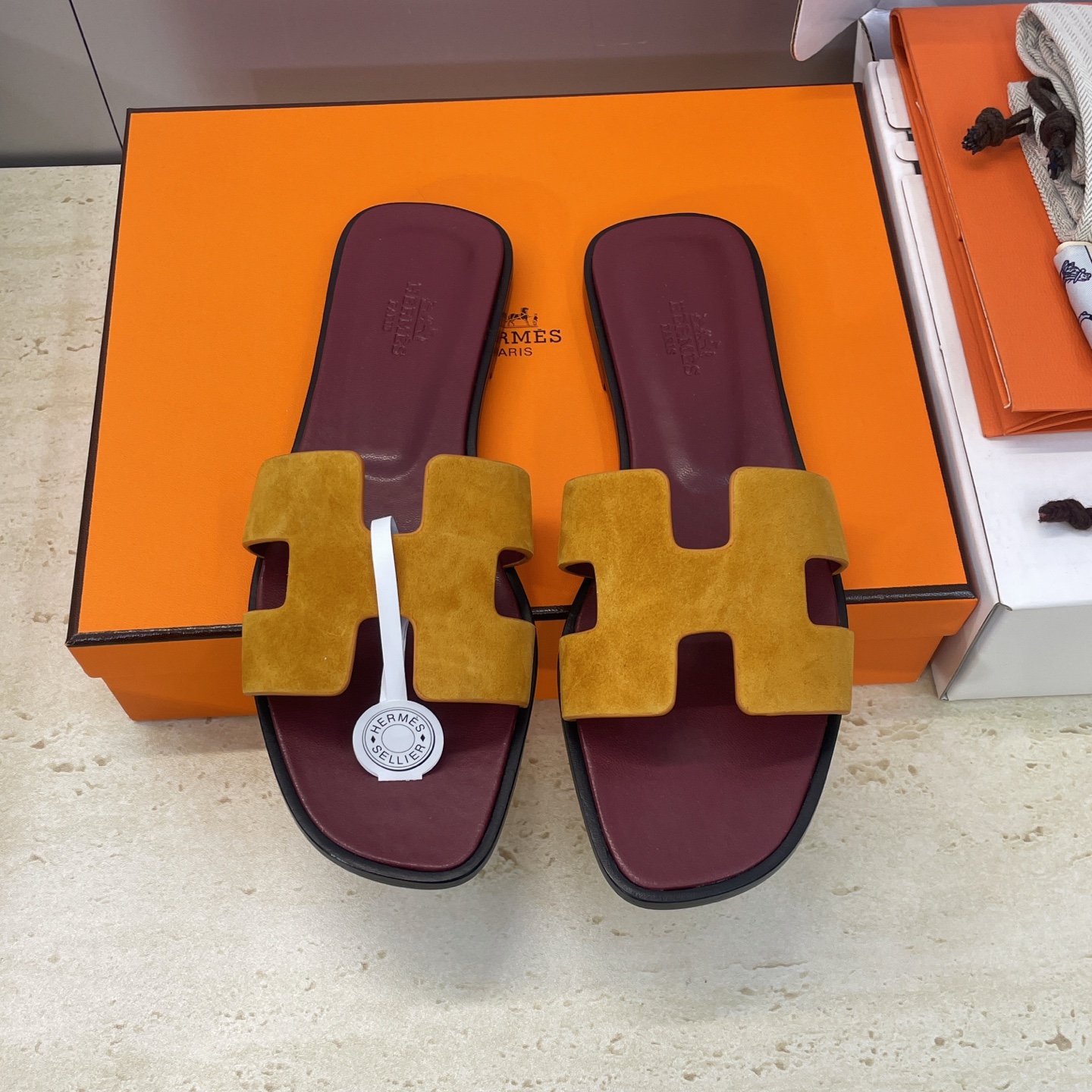 NO:705713,(With a complete set of airplane cases) Guan-made purchasing agent Hermes 2026 early spring new color classic Oran color-blocked flip-flops for women H's flat-bottomed round-toe open-toe jelly-colored sandals Material upper imported sheepskin leather + water-dyed cowhide lining + Italian genuine leather outsole Size:  34-43 (34.40.41.42.43 customization is not returnable), slippers, hermes, hermes, slippers, cowhide, sheep, Leather soles19860909（配全套飞机盒） 莞产 代购级 爱马仕 Hermes 2026早春新色经典款 Oran 拼色工字拖女鞋 H家平底圆头露趾果冻色凉拖鞋 材质鞋面进口羊猄皮+水染牛皮内里+意大利真皮大底 Size: 34-43（34.40.41.42.43定制不退换）,拖鞋,hermes,hermes,slippers,cowhide,sheep,Leather soles,Women's Shoes