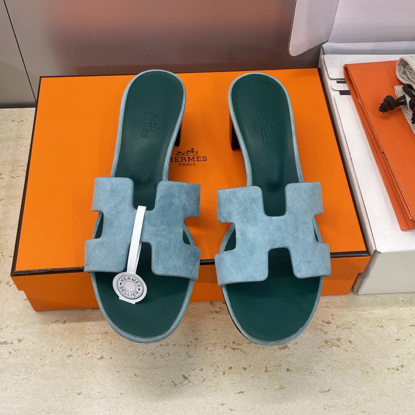 NO:705715,(With a complete set of airplane cases) Guan-made purchasing agent Hermes 2026 early spring new color classic Oran mid-heel color-blocking women's sandals H family thick heel round toe open toe jelly color sandals Material upper imported sheep leather + water-dyed cowhide lining + Italian genuine leather outsole Heel height: 4.5CM Size:  34-43 (34.40.41.42.43 customization is not returnable), slippers, hermes, hermes, slippers, cowhide, sheep, Leather soles19860909（配全套飞机盒） 莞产 代购级 爱马仕 Hermes 2026早春新色经典款 Oran 中跟拼色工字拖女鞋 H家粗跟圆头露趾果冻色凉拖鞋 材质鞋面进口羊猄皮+水染牛皮内里+意大利真皮大底 跟高:4.5CM Size: 34-43（34.40.41.42.43定制不退换）,拖鞋,hermes,hermes,slippers,cowhide,sheep,Leather soles,Women's Shoes