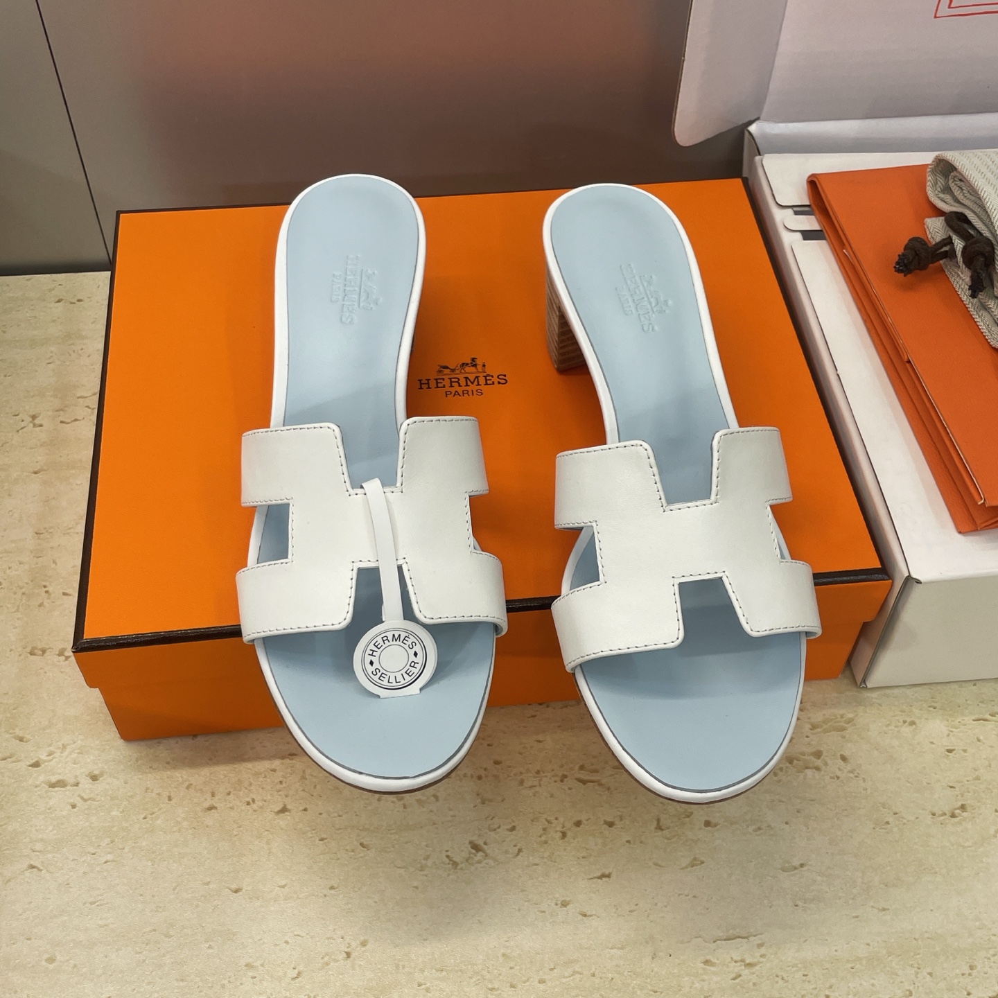 NO:705722,(With a complete set of airplane cases) Guan-made purchasing agent Hermes 2026 early spring new color classic Oran mid-heel color-blocked thong women's shoes H family thick heel round toe open toe jelly color sandals Material upper imported calfskin + water-dyed cowhide lining + Italian genuine leather outsole Heel height: 4.5CM Size:  34-43 (34.40.41.42.43 customization is not returnable), slippers, hermes, hermes, slippers, cowhide, Leather soles19860909（配全套飞机盒） 莞产 代购级 爱马仕 Hermes 2026早春新色经典款 Oran 中跟拼色工字拖女鞋 H家粗跟圆头露趾果冻色凉拖鞋 材质鞋面进口小牛皮+水染牛皮内里+意大利真皮大底 跟高:4.5CM Size: 34-43（34.40.41.42.43定制不退换）,拖鞋,hermes,hermes,slippers,cowhide,Leather soles,Women's Shoes