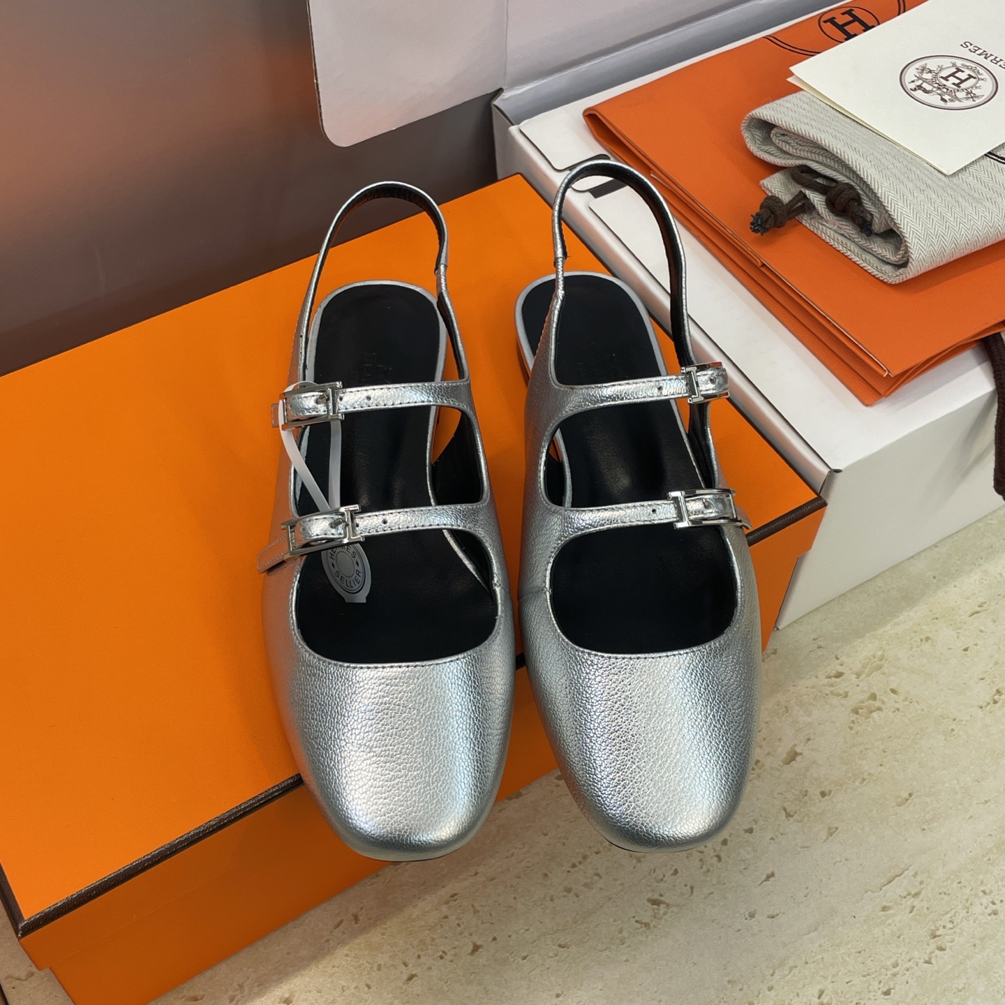 NO:705711,Made in Guangzhou, top purchasing agent Hermes 2026 early spring new model Mila Mary Jane ballet color block women's shoes H family letter logo Hapi enamel buckle flat round toe back sandals Material upper imported calfskin + water-dyed sheepskin lining + Italian leather outsole Size:  34-43 (34.40.41.42.43 customization is non-refundable), sandals, hermes, hermes, sandals, mary jane, cowhide, sheepskin, Leather soles19860909莞产 顶级代购级 爱马仕 Hermes 2026早春新款 Mila 玛丽珍芭蕾舞拼色女鞋 H家字母logo Hapi 珐琅扣平底圆头后空凉鞋 材质鞋面进口小牛皮 +水染羊皮内里+意大利真皮大底 Size: 34-43(34.40.41.42.43定制不退换）,凉鞋,hermes,hermes,sandals,mary jane,cowhide,sheepskin,Leather soles,Women's Shoes