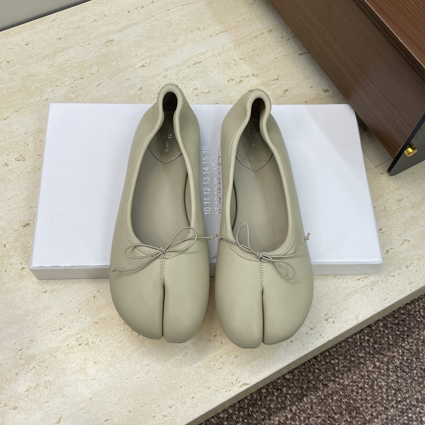 NO:705707,Maison Margiela 2026 early spring new flat-soled Mary Jane ballet doll women's shoes MM6 letter logo tassel bow color-blocked split-toe shoes Material upper imported mixed sheepskin + water-dyed sheepskin lining + Italian leather outsole Size: 35-40 (40 customized non-refundable), split-toe shoes, masion margiela, masion margiela, mary jane, sheepskin, Leather soles19860909Maison Margiela 马吉拉 2026早春新款平底玛丽珍芭蕾舞娃娃女鞋 MM6字母logo流苏蝴蝶结拼色分趾单鞋 材质鞋面进口混种羊皮+水染羊皮内里+意大利真皮大底 Size: 35-40（40 定制不退换）,分趾鞋,masion margiela,masion margiela,mary jane,sheepskin,Leather soles,Women's Shoes
