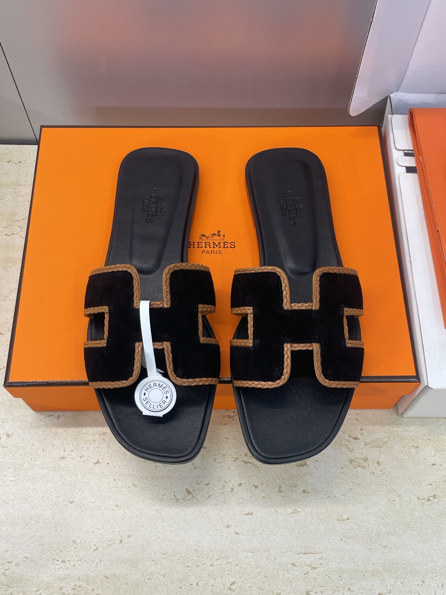 NO:706194,(With a complete set of airplane cases) Guan-made purchasing agent Hermes 2026 early spring new color classic Oran color-blocked woven women's sandals H's flat round-toe open-toe jelly-colored sandals Material upper imported sheep leather + water-dyed cowhide lining + Italian genuine leather outsole Size:  34-43 (34.40.41.42.43 customization is not returnable), slippers, hermes, hermes, slippers, cowhide, sheep, Leather soles19860909（配全套飞机盒） 莞产 代购级 爱马仕 Hermes 2026早春新色经典款 Oran 拼色工字拖编织女鞋 H家平底圆头露趾果冻色凉拖鞋 材质鞋面进口羊猄皮+水染牛皮内里+意大利真皮大底 Size: 34-43（34.40.41.42.43定制不退换）,拖鞋,hermes,hermes,slippers,cowhide,sheep,Leather soles,Women's Shoes