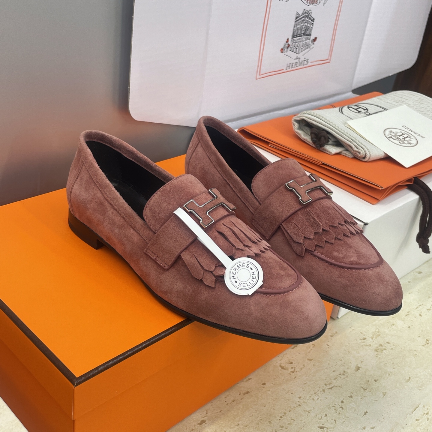 NO:706191,(With a complete set of airplane cases) Guanhuo purchasing agent Hermes 2025 autumn and winter classic Royal new color low-heeled Mary Jane ballerina shoes H family letter logo hardware enamel buckle flat round toe tassel color-blocking loafers Material upper imported calfskin/imported sheepskin leather + water-dyed cowhide lining + Italian injection molded leather outsole Heel height 1.5CM Size:  34-43 (34.40.41.42.43 customization is not returnable), loafers, hermes, hermes, loafers, mary jane, cowhide, sheep, Leather soles19860909(配全套飞机盒) 莞货 代购级 爱马仕 Hermes 2025秋冬经典款 Royal 新色低跟玛丽珍芭蕾舞女鞋 H家字母logo五金珐琅扣平底圆头流苏拼色乐福单鞋 材质鞋面进口小牛皮/进口羊猄皮+水染牛皮内里+意大利注塑真皮大底 跟高1.5CM Size: 34-43(34.40.41.42.43定制不退换）,乐福鞋,hermes,hermes,loafers,mary jane,cowhide,sheep,Leather soles,Women's Shoes