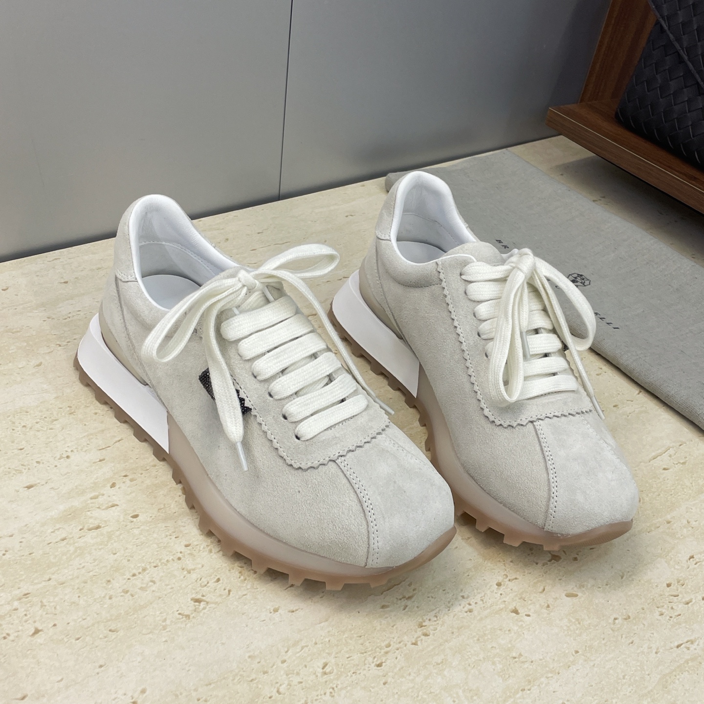 NO:707631,BRUNELLO CUCINELLI 2026 early spring new color-blocked lace-up women's shoes BC thick-soled pointed toe iconic beaded casual sports Forrest running shoes Material upper imported sheep leather + original customized beads + water-dyed sheepskin lining feet + original open-molded Tpu outsole Size 35-42 (40.41.42 customized non-returnable), casual shoes/sports shoes, brunello  cucinelli,sneakers,sheepskin,sheep19860909BRUNELLO CUCINELLI 2026早春新款拼色系带女鞋 BC厚底尖头标志性串珠休闲运动阿甘跑鞋 材质鞋面进口羊猄皮+原版定制串珠+水染羊皮内里垫脚+原版开模Tpu大底 码数35-42(40.41.42定制不退换）,休闲鞋/运动鞋,brunello cucinelli,sneakers,sheepskin,sheep,Women's Shoes