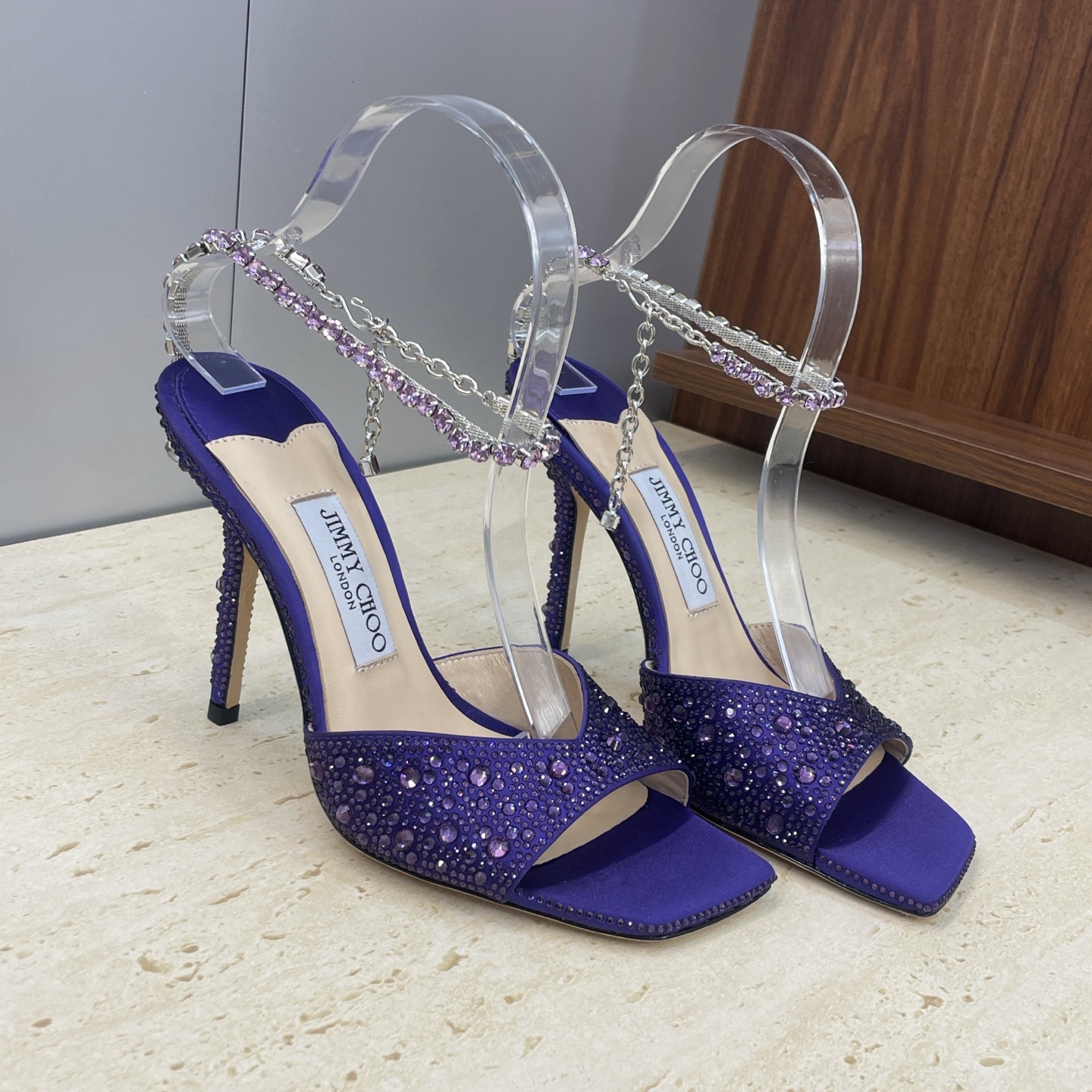 NO:707622,Jimmy Choo 2026 early spring new style rhinestone chain fantasy jelly color women's shoes Jimmy Choo JC letter logo high-heeled fish mouth open toe back sandals Material: imported sheepskin upper with hot Australian rhinestones + water-dyed sheepskin lining + Italian genuine leather outsole Heel height 9.5CM Code number 35-39 (34.40.41.42 customization is not returnable), high-heeled sandals, jimmy  choo,jimmy choo,sandals,high heels,sheepskin,sheep,Leather soles19860909周仰杰Jimmy Choo 2026早春新款水钻链条幻彩果冻色女鞋 吉米周JC字母logo 高跟鱼嘴露趾后空凉鞋 材质:鞋面进口羊猄皮镶烫澳洲水钻+水染羊皮内里+意大利真皮大底 跟高9.5CM 码数35-39（34.40.41.42定制不退换),高跟鞋凉鞋,jimmy choo,jimmy choo,sandals,high heels,sheepskin,sheep,Leather soles,Women's Shoes