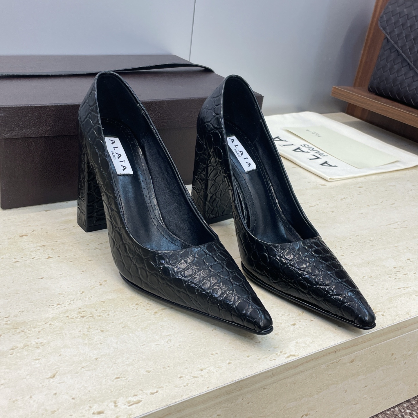NO:707650,Alaia 2026 early spring new thick heel pointed toe women's shoes ALAIA star's same style high heel color matching shoes Material upper imported crocodile pattern calfskin + water-dyed sheepskin lining + Italian leather outsole Heel height: 9CM Size35-43 (40.41.42.43 customized non-refundable), high-heeled shoes, alaia, high heels, cowhide, sheepskin, Leather soles19860909阿莱亚2026早春新款粗跟尖头女鞋 ALAIA明星同款高跟拼色单鞋 材质鞋面进口鳄鱼纹小牛皮+水染羊皮内里+ 意大利真皮大底 跟高:9CM Size35-43（40.41.42.43定制不退换）,高跟鞋单鞋,alaia,high heels,cowhide,sheepskin,Leather soles,Women's Shoes