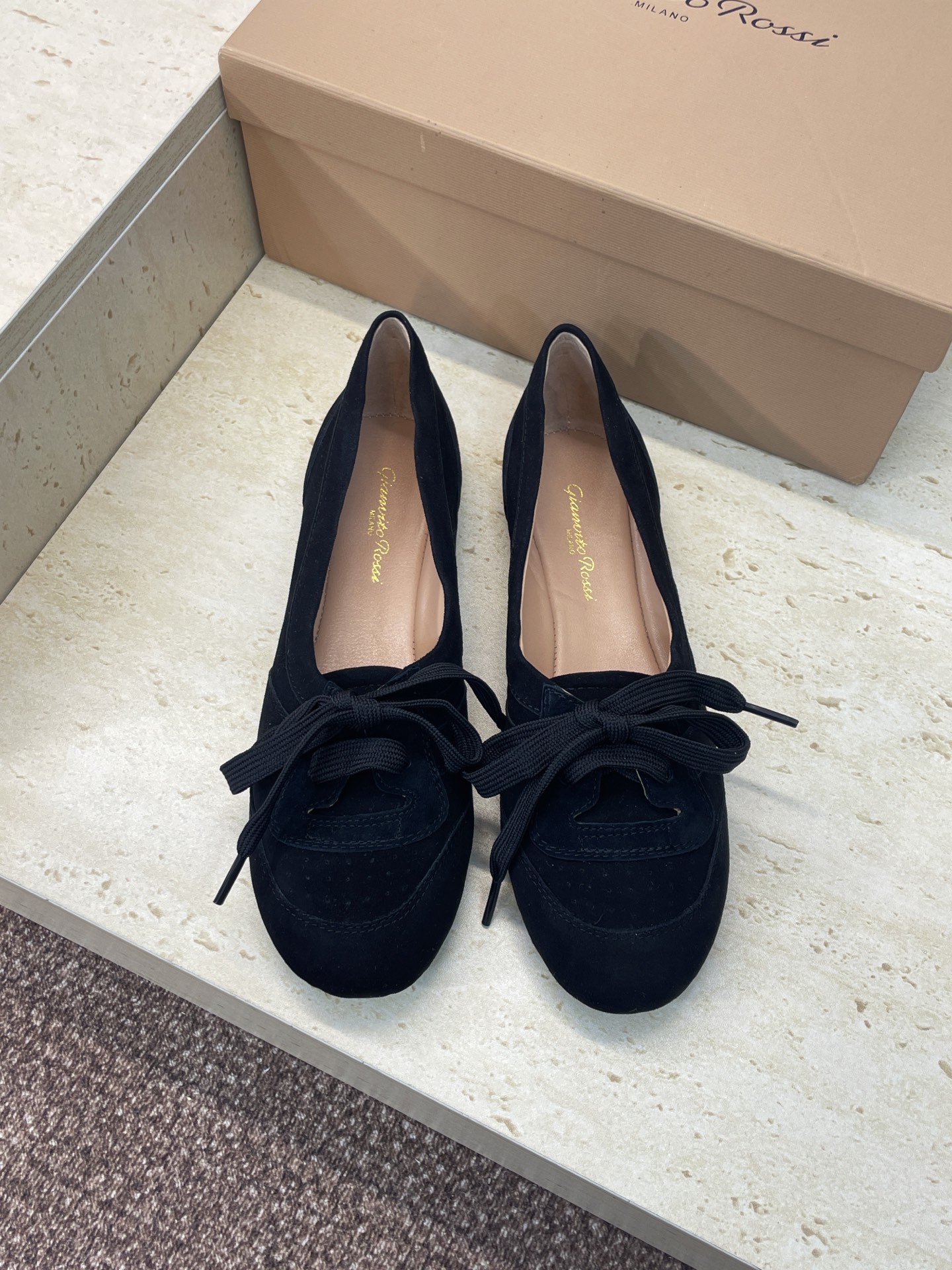 NO:707647,Gianvito Rossi 2026 early spring new lace-up color-blocked ballerina shoes GR letter logo flat-soled casual loafers Material upper imported calfskin/imported sheepskin + water-dyed sheepskin lining + original open mold outsole Size: 35-42 (40.41.42 custom-made non-returnable), single shoes, loafers, cowhide, sheepskin, sheep19860909Gianvito Rossi 塞乔.罗茜2026早春新款系带拼色芭蕾舞女鞋 GR字母logo平底休闲乐福单鞋 材质鞋面进口小牛皮/进口羊猄皮+水染羊皮内里+原版开模大底 Size:35-42（40.41.42定做不退换）,单鞋,loafers,cowhide,sheepskin,sheep,Women's Shoes