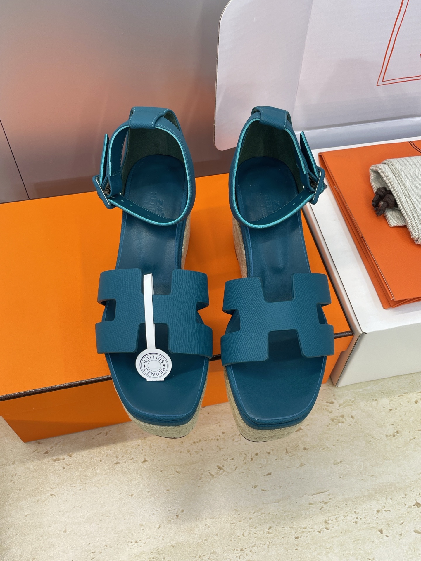 NO:707639,(With a complete set of airplane cases) Guanhuo purchasing agent Hermes 2026 spring and summer new color classic Luce thick-soled color-blocked wedge women's shoes H classic 'H'-shaped upper waterproof platform high-heeled sandals Material upper imported calfskin + water-dyed cowhide lining + original custom hemp rope combination Italian genuine leather outsole Heel height: 7CM / waterproof platform height 4CM  Size35-42 (40.41.42 customization is not returnable), high heels and sandals, hermes, hermes, sandals, high heels, cowhide, Leather soles19860909(配全套飞机盒) 莞货 代购级Hermes 爱马仕 2026春夏新色经典款 Luce 厚底拼色坡跟女鞋 H家经典“H”型鞋面防水台高跟凉鞋 材质鞋面进口小牛皮+水染牛皮内里+原版定制麻绳组合意大利真皮大底 跟高:7CM /防水台高4CM Size35-42(40.41.42定制不退换）,高跟鞋凉鞋,hermes,hermes,sandals,high heels,cowhide,Leather soles,Women's Shoes