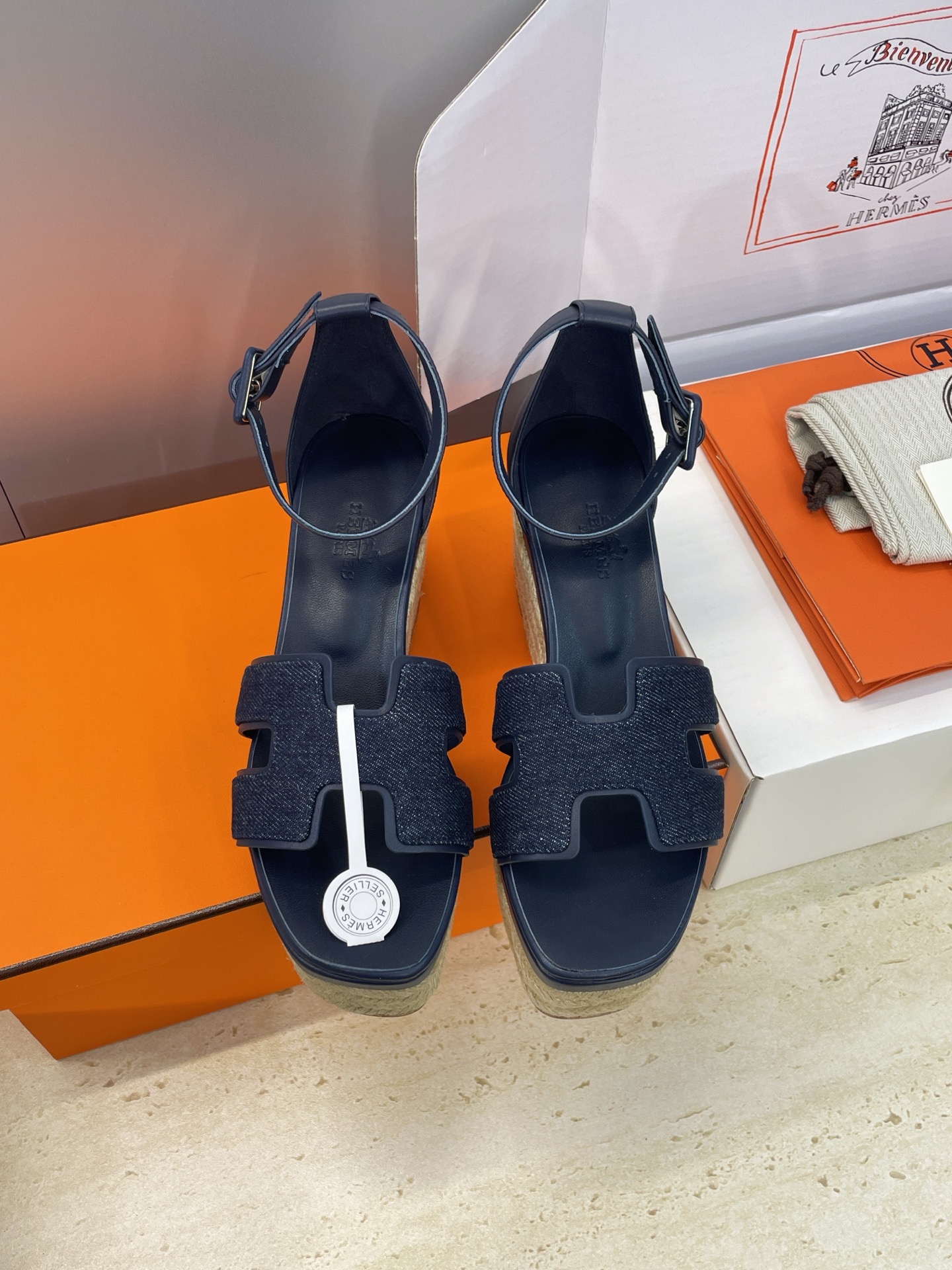 NO:707644,(With a complete set of airplane cases) Guanhuo purchasing agent Hermes 2026 spring and summer new color classic Luce thick-soled color-blocked wedge women's shoes H classic 'H'-shaped upper waterproof platform high-heeled sandals Material upper imported calfskin / environmentally friendly breathable denim + water-dyed cowhide lining + original custom hemp rope combination Italian genuine leather outsole Heel height: 7CM / waterproof platform height 4CM  Size35-42 (40.41.42 customization is not returnable), high heels and sandals, hermes, hermes, sandals, high heels, cowhide, Leather soles19860909(配全套飞机盒) 莞货 代购级Hermes 爱马仕 2026春夏新色经典款 Luce 厚底拼色坡跟女鞋 H家经典“H”型鞋面防水台高跟凉鞋 材质鞋面进口小牛皮/环保透气牛仔布+水染牛皮内里+原版定制麻绳组合意大利真皮大底 跟高:7CM /防水台高4CM Size35-42(40.41.42定制不退换）,高跟鞋凉鞋,hermes,hermes,sandals,high heels,cowhide,Leather soles,Women's Shoes