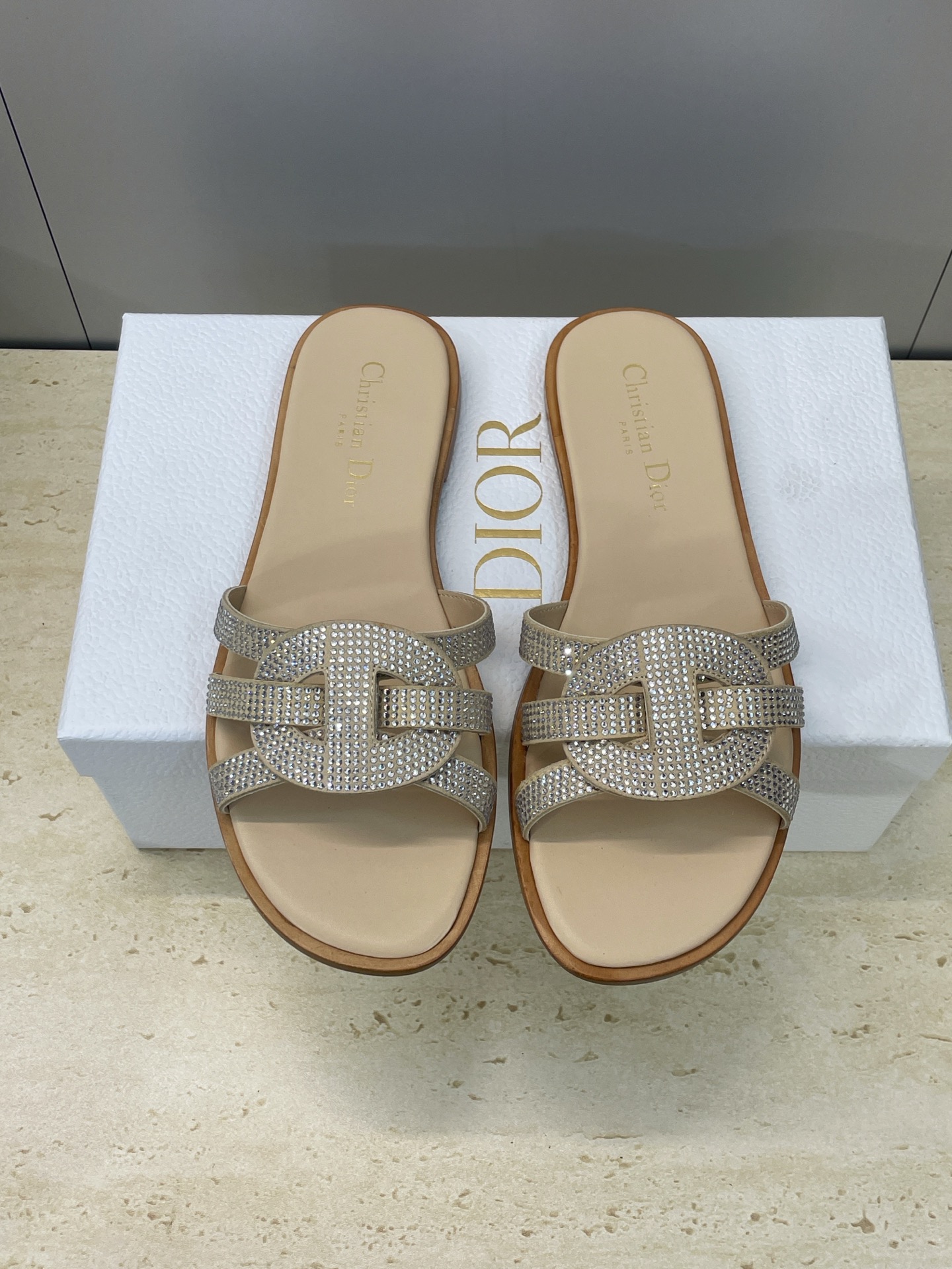 NO:707638,Dior 2026 new early spring D-Club rhinestone hollow stacked cross-strap women's shoes CD letter logo flat bottom round toe open-toe sandals Material: imported sheepskin upper with hot Australian rhinestones + water-dyed sheepskin lining + Italian leather outsole  size34-43 (34.40.41.42.43 customized, non-refundable and non-exchangeable), slippers, dior, dior, slippers, sheepskin, sheep, Leather soles19860909迪奥 Dior 2026早春新款 D-Club水钻镂空叠层交叉带女鞋 CD字母logo平底圆头露趾凉拖鞋 材质:鞋面进口羊猄皮镶烫澳洲水钻+水染羊皮内里+意大利真皮大底 size34-43（34.40.41.42.43定做不退不换）,拖鞋,dior,dior,slippers,sheepskin,sheep,Leather soles,Women's Shoes