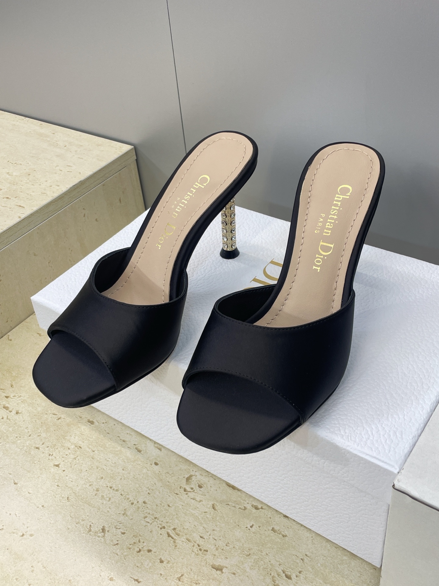 NO:750129,Dior 2026 early spring new catwalk haute couture series Icon rhinestone high-heeled women's shoes CD letter logo square toe stiletto heel fish mouth open toe sandals Material upper imported calfskin/imported silk fabric + water-dyed sheepskin lining + Italian genuine leather outsole Heel height: 8CM standard code 34-43 (34.40.41.42.43 customization is non-returnable and non-exchangeable), high heels, dior, dior, high  heels,slippers,cowhide,sheepskin,real silk,Leather soles19860909迪奥 Dior 2026早春新款走秀高定系列Icon 水钻高跟女鞋 CD字母logo方头细跟鱼嘴露趾凉拖鞋 材质鞋面进口小牛皮/进口真丝面料+水染羊皮内里+意大利真皮大底 跟高:8CM 码数标准码34-43（34.40.41.42.43定制不退不换）,高跟鞋,dior,dior,high heels,slippers,cowhide,sheepskin,real silk,Leather soles,Women's Shoes