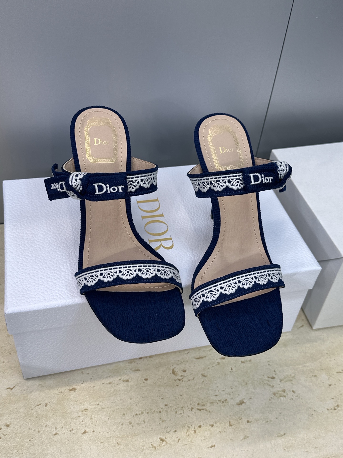 NO:750141,J'ADIOR Dior 2026 early spring new high-definition series Dentelle jelly color high-heeled bow women's shoes. The same style as the star's CD letter logo three-dimensional embroidery square toe open toe color block sandals. The top version on the market. Material: upper imported electric embroidery high-temperature water-soluble cotton technical fabric + water-dyed sheepskin lining + Italian leather outsole. Heel height: 9.5CM  size34-44 (34.40.41.42.43.44 customized, non-refundable and non-exchangeable), high heels, dior, dior, high heels, slippers, sheepskin, Leather soles19860909J'ADIOR 迪奥 Dior 2026 早春新款高定系列Dentelle果冻色高跟蝴蝶结女鞋 明星同款CD字母logo立体刺绣方头露趾拼色凉拖鞋 市面顶级版本 材质:鞋面进口电绣高温水溶棉质科技面料+水染羊皮内里+意大利真皮大底 跟高:9.5CM size34-44（34.40.41.42.43.44定制不退不换）,高跟鞋,dior,dior,high heels,slippers,sheepskin,Leather soles,Women's Shoes