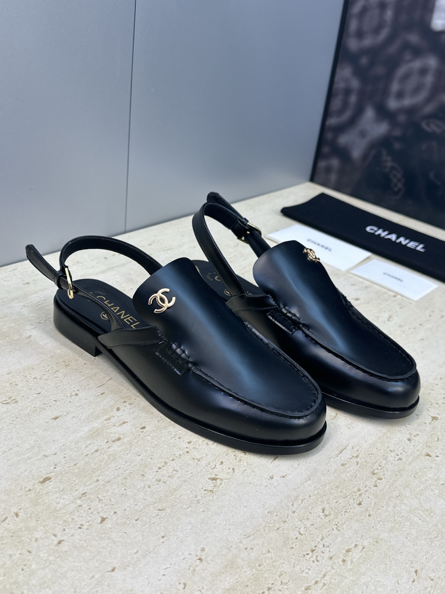 NO:750161,CHANEL Chanel 2026 early spring catwalk new low-heeled back empty women's shoes Xiaoxiang double C letter logo hardware buckle round-toe sandals Material upper imported cow patent leather/imported open edge beaded cowhide + water-dyed sheepskin lining + Italian genuine leather outsole Heel height: 2.5CM Size35-41 (40.41 customization is not returnable), sandals, chanel, chanel, sandals, cowhide, sheepskin, Leather  soles19860909CHANEL 香奈儿 2026早春走秀新款低跟后空女鞋 小香双C字母logo五金扣圆头凉鞋 材质鞋面进口牛漆皮/进口开边珠牛皮+水染羊皮内里+意大利真皮大底 跟高:2.5CM Size35-41(40.41定制不退换）,凉鞋,chanel,chanel,sandals,cowhide,sheepskin,Leather soles,Women's Shoes