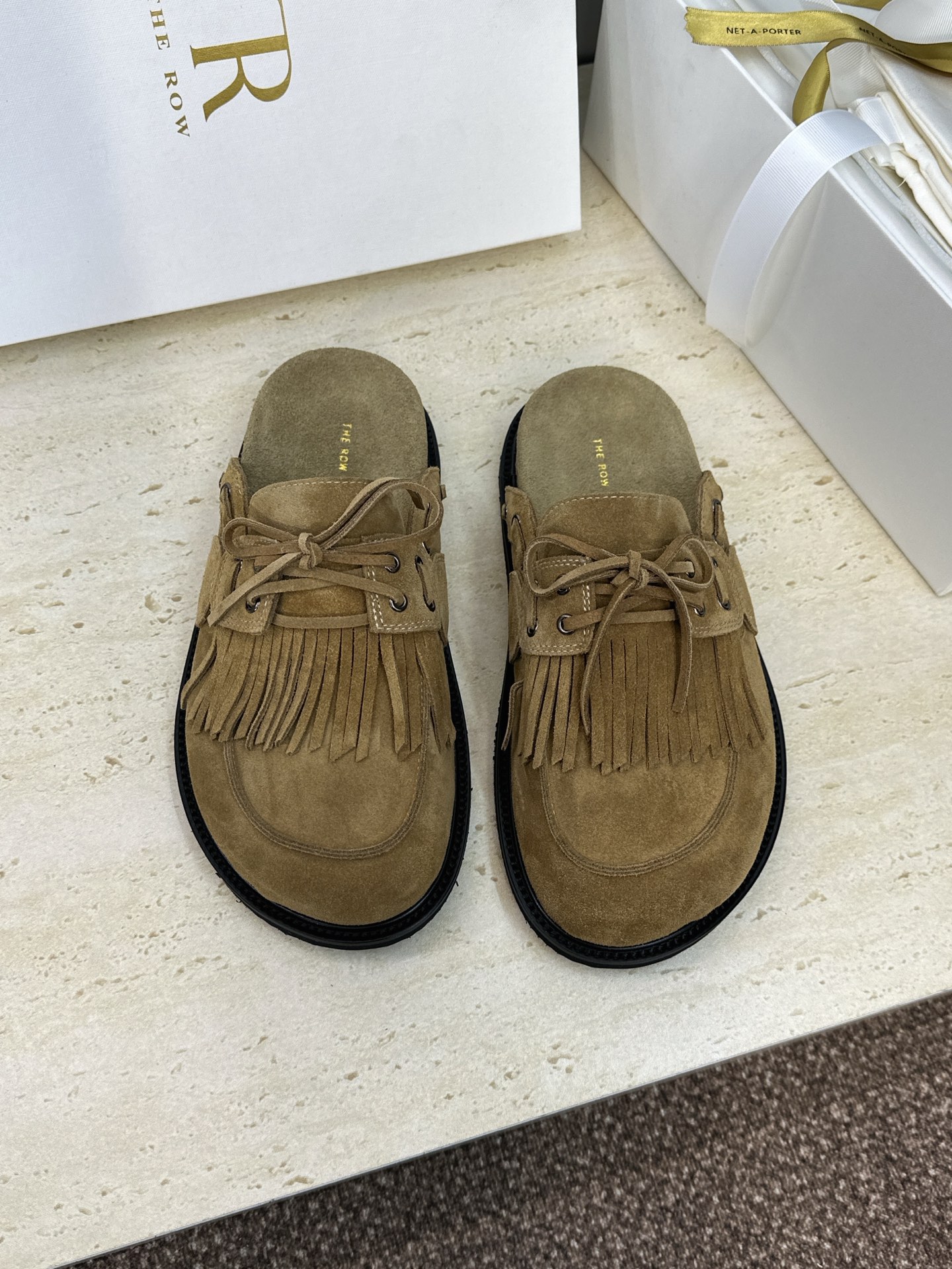 NO:747958,The Row 2026 early spring new thick-soled round-toe bow-tassel women's shoes. Stars' same letter logo hardware buckle flat-soled retro Mule sandals. Material upper imported sheepskin leather + water-dyed sheepskin lining + original molded outsole Size 35-41 (40.41 customized non-returnable), half drag, slippers, sheepskin, sheep19860909The Row 2026早春新款厚底圆头蝴蝶结流苏女鞋 明星同款字母logo五金扣平底复古穆勒凉拖鞋 材质鞋面进口羊猄皮+水染羊皮内里+原版开模大底 Size35-41（40.41定制不退换）,半拖,slippers,sheepskin,sheep,Women's Shoes