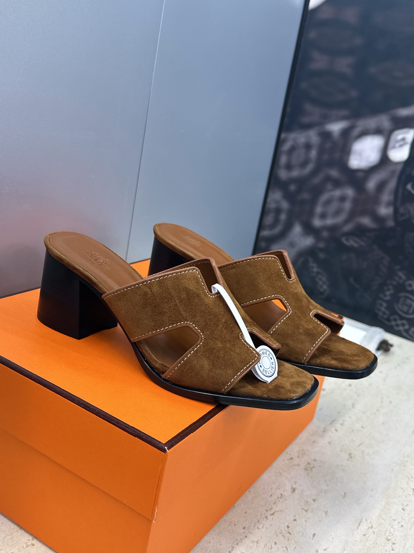 NO:747951,Hermes 2026 early spring new model Helia 60 thick heel color-blocked thong women's shoes H high-heeled square toe open toe jelly-colored sandals Material upper imported calfskin/imported sheepskin + water-dyed cowhide lining + Italian leather outsole Heel height: 6CM Size:  34-43 (34.40.41.42.43 customization is not returnable), slippers, hermes, hermes, slippers, cowhide, sheep, Leather soles19860909爱马仕 Hermes 2026早春新款 Helia 60 粗跟拼色工字拖女鞋 H家高跟方头露趾果冻色凉拖鞋 材质鞋面进口小牛皮/进口羊猄皮+水染牛皮内里+意大利真皮大底 跟高:6CM Size: 34-43（34.40.41.42.43定制不退换),拖鞋,hermes,hermes,slippers,cowhide,sheep,Leather soles,Women's Shoes