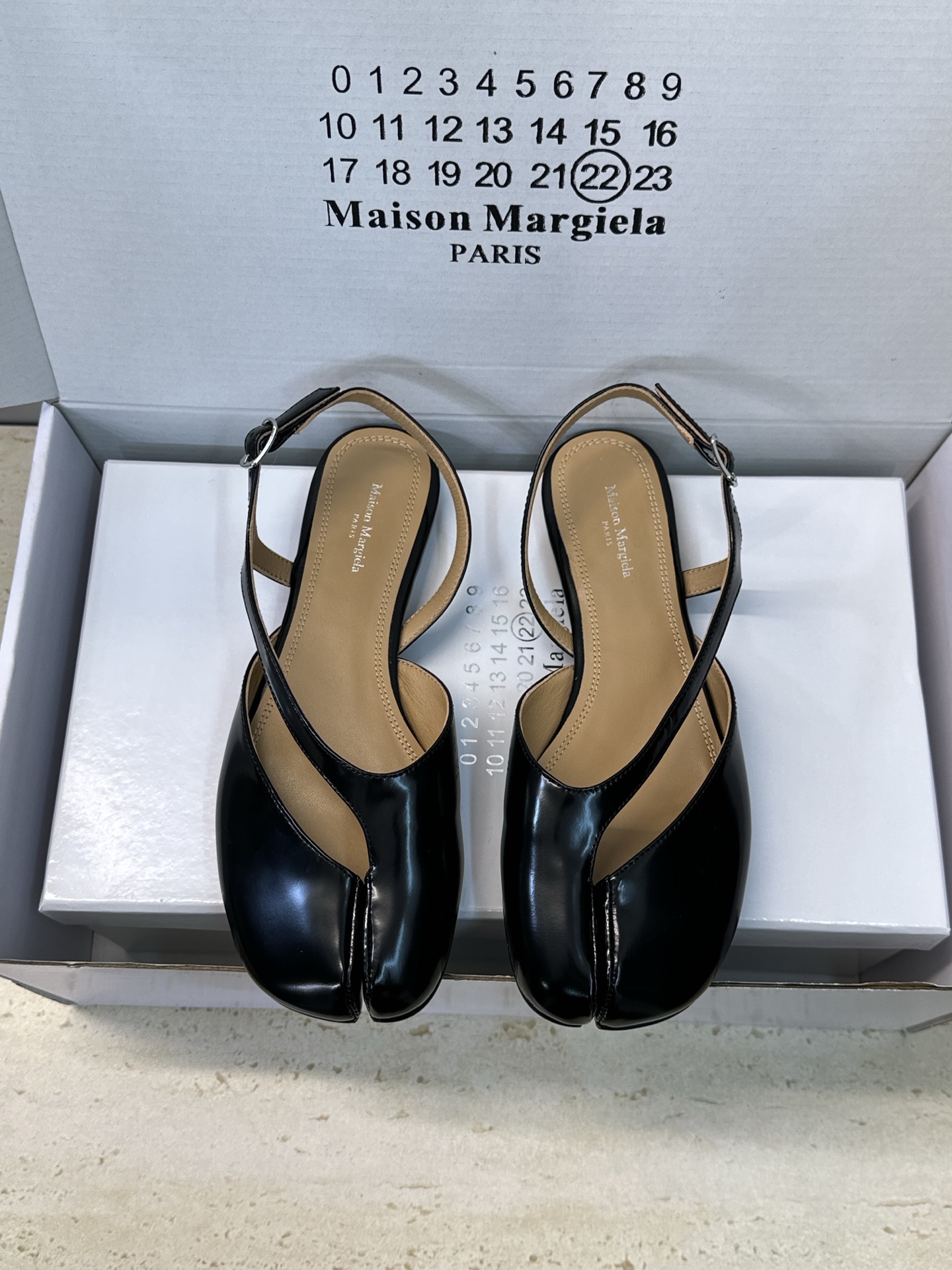 NO:747953,Maison Margiela Margiela 2026 early spring new flat-soled jelly color women's shoes MM6 letter logo thick heel split toe sandals Material upper imported calfskin + water-dyed cowhide lining + Italian genuine leather outsole Heel height: flat/7CM Size: 35-40 (40 customized non-returnable), split-toe shoes, masion margiela, masion margiela, sandals, cowhide, Leather soles19860909Maison Margiela 马吉拉 2026早春新款平底果冻色女鞋 MM6字母logo粗跟拼色分趾后空凉鞋 材质鞋面进口小牛皮+水染牛皮内里+意大利真皮大底 跟高:平底/7CM Size: 35-40(40定制不退换）,分趾鞋,masion margiela,masion margiela,sandals,cowhide,Leather soles,Women's Shoes