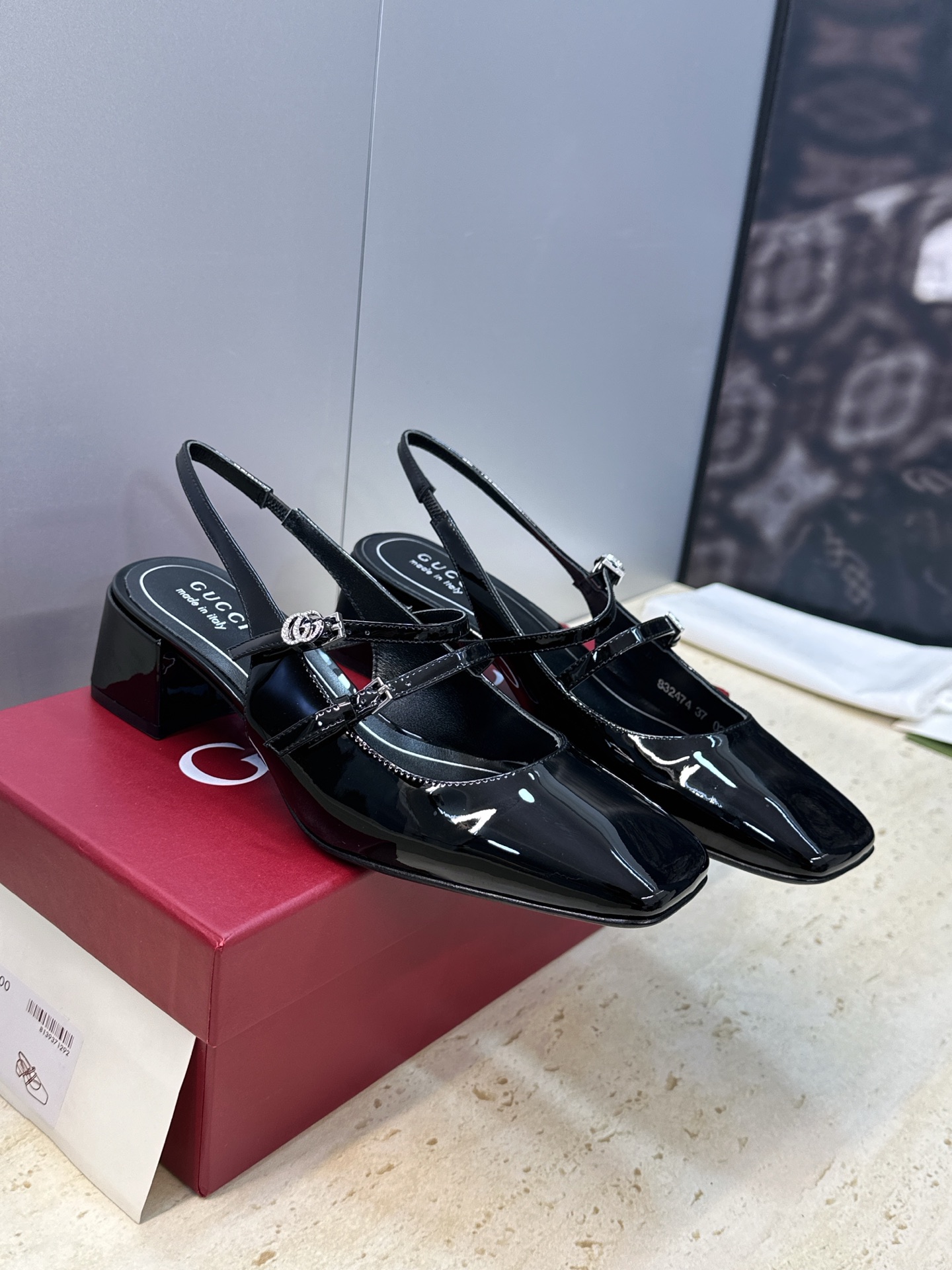 NO:747943,Top version of Gucci Gucci 2026 early spring new thick heel square toe candy color Mary Jane women's shoes Double G letter logo rhinestone hardware buckle low heel color matching back empty sandals Material: imported cow patent leather upper + water-dyed sheepskin lining + original molded hardware buckle + Italian genuine leather outsole Heel height: 3.5CM Size: 35-40 (40 customizations are not returnable), sandals, gucci, gucci, sandals, mary  jane,sheepskin,leather soles19860909顶级版 Gucci 古驰 2026早春新款粗跟方头糖果色玛丽珍女鞋 双G字母logo水钻五金扣低跟拼色后空凉鞋 材质:鞋面进口牛漆皮+水染羊皮内里+原版开模五金扣+意大利真皮大底 跟高:3.5CM Size:35-40(40定制不退换）,凉鞋,gucci,gucci,sandals,mary jane,sheepskin,Leather soles,Women's Shoes