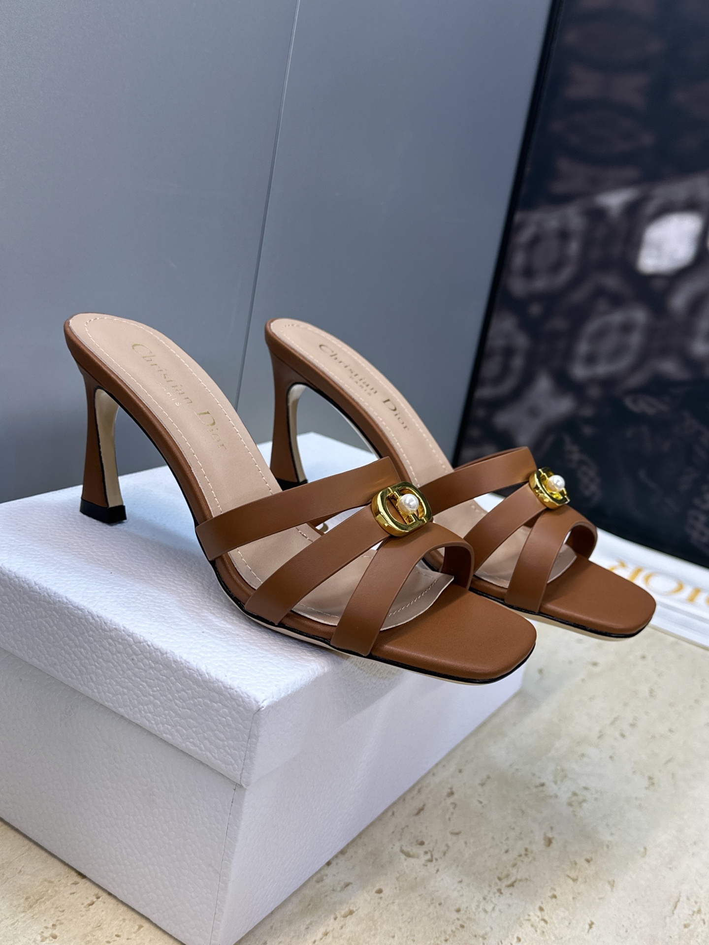 NO:747487,Dior 2026 new early spring D-Club jelly color hollow cross-strap pearl women's shoes CD letter logo hardware buckle high heel square toe open toe sandals Material: imported calfskin upper + water-dyed cowhide lining + Italian leather outsole Heel height: 8CM size34-43 (34.40.41.42.43 custom-made, non-refundable and non-exchangeable), high-heeled shoes and slippers, dior, dior, high  heels,slippers,cowhide,Leather soles19860909迪奥 Dior 2026早春新款 D-Club果冻色镂空交叉带珍珠女鞋 CD字母logo五金扣高跟方头露趾凉拖鞋 材质:鞋面进口小牛皮+水染牛皮内里+意大利真皮大底 跟高:8CM size34-43（34.40.41.42.43定做不退不换）,高跟鞋拖鞋,dior,dior,high heels,slippers,cowhide,Leather soles,Women's Shoes