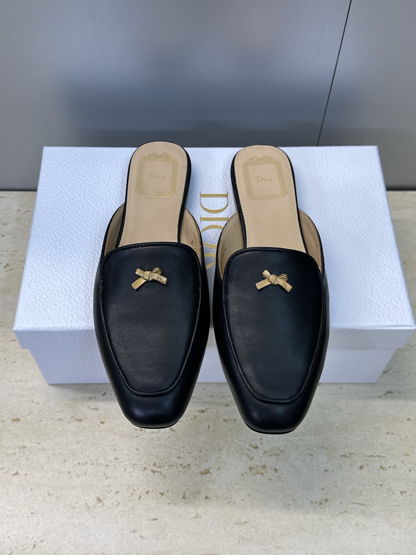 NO:748084,Dior 2026 early spring new style Baby Bow Butterfly Frozen Color Sandals for Women Stars' Same Style CD Letter Logo Hardware Buckle Flat Bottom Square Toe Color Block Mules Original Development Top Version on the Market Material Upper Imported Sheep Skin/Imported Calfskin + Water-dyed Sheepskin Lining + Italian Genuine Leather Outsole  Size: 34-43 (34.40.41.42.43 customized, non-returnable), half drag, dior, dior, cowhide, sheepskin, sheep, Leather soles19860909迪奥 Dior 2026早春新款 Baby Bow 蝴蝶结果冻色凉拖女鞋 明星同款CD字母logo五金扣平底方头拼色穆勒鞋 原版开发 市面顶级版本 材质鞋面进口羊猄皮/进口小牛皮+水染羊皮内里+意大利真皮大底 Size:34-43(34.40.41.42.43定制不退换）,半拖,dior,dior,cowhide,sheepskin,sheep,Leather soles,Women's Shoes