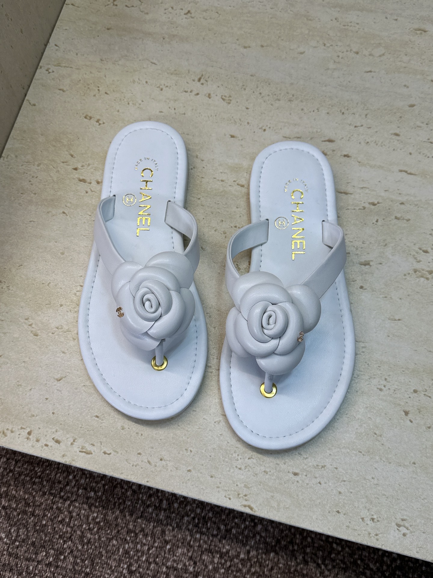 NO:747928,CHANEL Chanel 2026 early spring catwalk new camellia flat beach women's shoes Xiaoxiang double C letter logo hardware buckle round toe color matching flip-flops Material upper imported mixed sheepskin/imported cow patent leather + water-dyed sheepskin lining + original molded hardware buckle + Italian leather outsole  Size35-41 (40.41 customization is not returnable), split-toe shoes, chanel, chanel, slippers, sheepskin, Leather soles19860909CHANEL 香奈儿 2026早春走秀新款山茶花平底沙滩女鞋 小香双C字母logo五金扣圆头拼色夹趾人字拖鞋 材质鞋面进口混种羊皮/进口牛漆皮+水染羊皮内里+原版开模五金扣+意大利真皮大底 Size35-41(40.41定制不退换）,分趾鞋,chanel,chanel,slippers,sheepskin,Leather soles,Women's Shoes