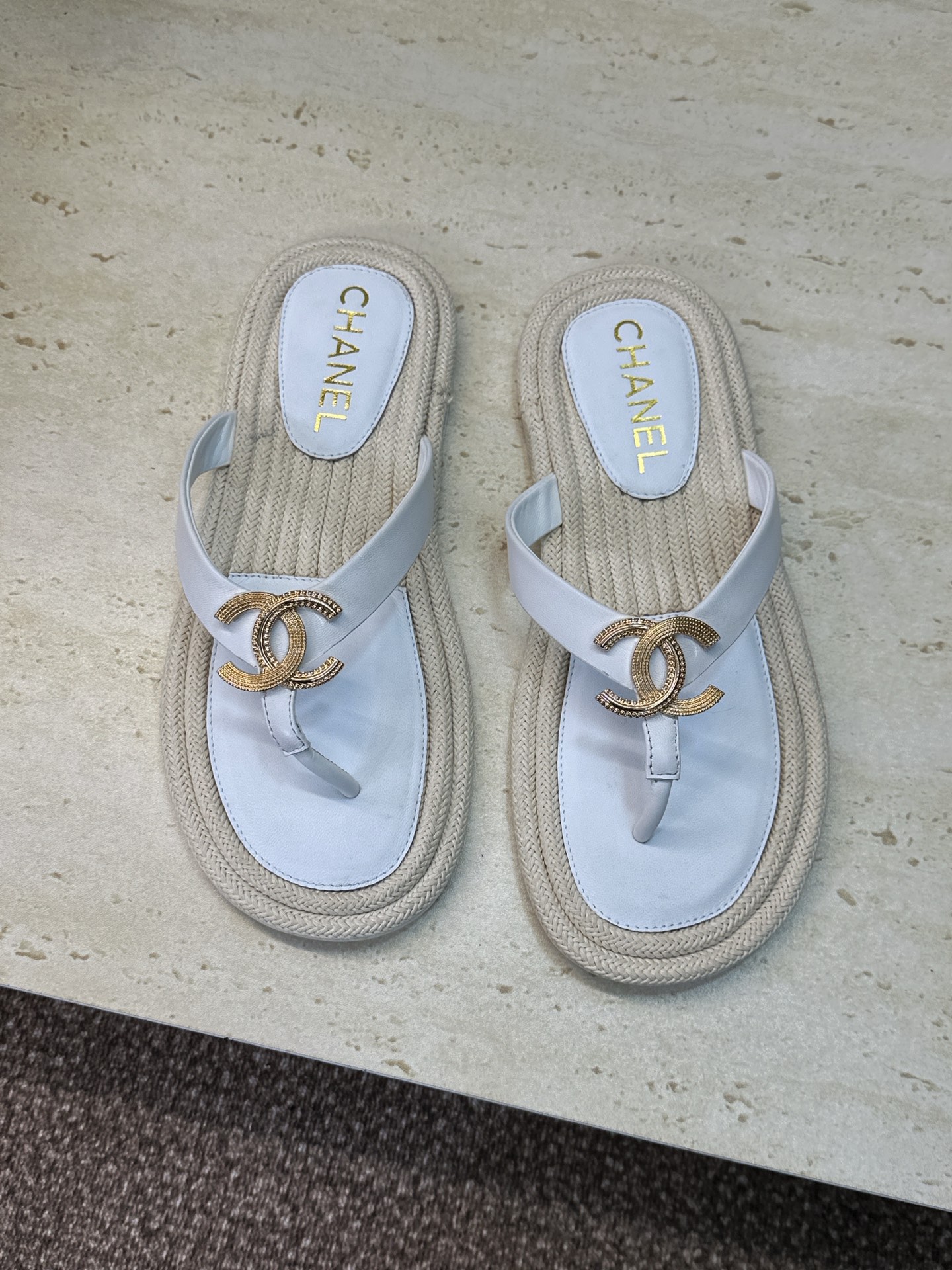 NO:747932,CHANEL Chanel 2026 early spring catwalk new straw woven flat-soled beach women's shoes Xiaoxiang double C letter logo hardware buckle round toe color-blocking flip-flops Material upper imported mixed sheepskin + water-dyed sheepskin lining + original molded hardware buckle + Italian leather outsole  Size35-41 (40.41 customization is not returnable), split-toe shoes, chanel, chanel, slippers, espadrilles, sheepskin, Leather soles19860909CHANEL 香奈儿 2026早春走秀新款草编平底沙滩女鞋 小香双C字母logo五金扣圆头拼色夹趾人字拖鞋 材质鞋面进口混种羊皮+水染羊皮内里+原版开模五金扣+意大利真皮大底 Size35-41(40.41定制不退换）,分趾鞋,chanel,chanel,slippers,espadrilles,sheepskin,Leather soles,Women's Shoes