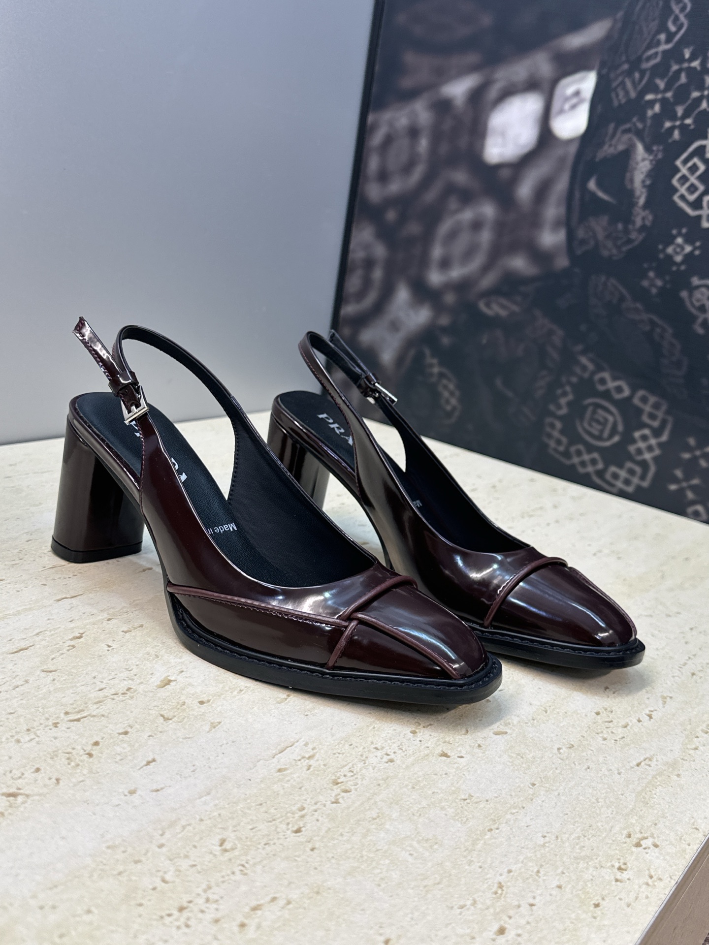 NO:747920,Prada 2026 early spring catwalk new high-heeled round-toe women's shoes Prada letter logo hardware buckle thick heel color matching back empty sandals Material: imported open-edge beaded calfskin upper + water-dyed sheepskin lining + Italian genuine leather outsole Heel height: 8CM Size: 35-42 (40.41.42 custom-made, non-returnable and non-exchangeable), sandals, prada, prada, sandals, cowhide, sheepskin, Leather  soles19860909Prada 2026早春走秀新款高跟圆头女鞋 普拉达字母logo五金扣粗跟拼色后空凉鞋 材质:鞋面进口开边珠小牛皮+水染羊皮内里+意大利真皮大底 跟高:8CM Size: 35-42（40.41.42定做不退不换）,凉鞋单鞋,prada,prada,sandals,cowhide,sheepskin,Leather soles,Women's Shoes