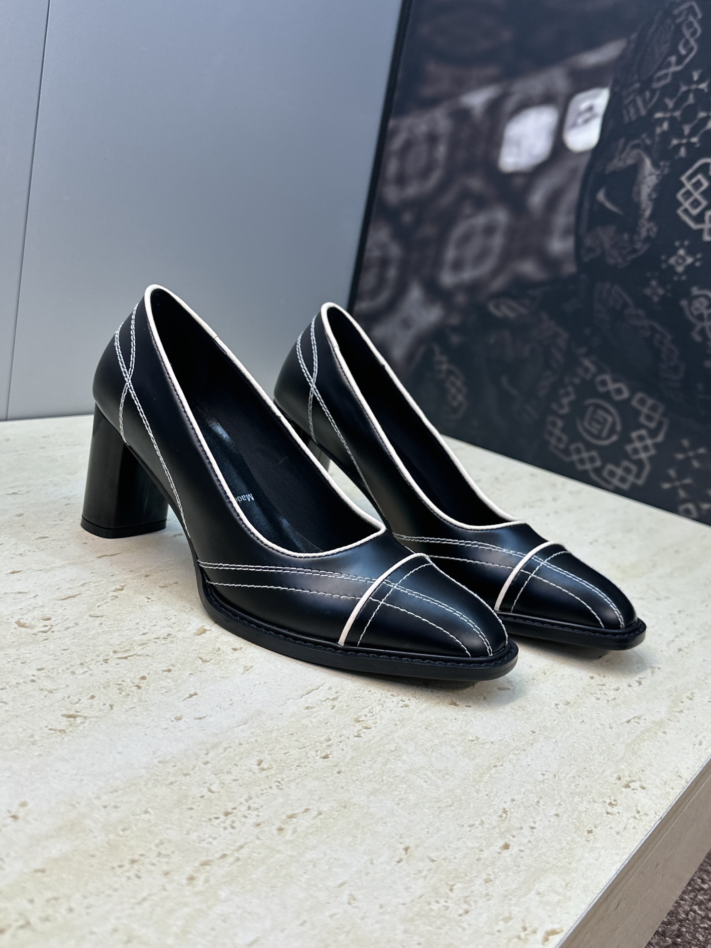 NO:747924,Prada 2026 early spring catwalk new high-heeled round-toe women's shoes Prada letter logo hardware buckle thick heel color matching shoes Material: imported open-edge beaded calfskin upper + water-dyed sheepskin lining + Italian genuine leather outsole Heel height: 8CM Size: 35-42 (40.41.42 custom-made non-refundable), sandals, prada, prada, sandals, cowhide, sheepskin, Leather soles19860909Prada 2026早春走秀新款高跟圆头女鞋 普拉达字母logo五金扣粗跟拼色单鞋 材质:鞋面进口开边珠小牛皮+水染羊皮内里+意大利真皮大底 跟高:8CM Size: 35-42（40.41.42定做不退不换）,凉鞋单鞋,prada,prada,sandals,cowhide,sheepskin,Leather soles,Women's Shoes