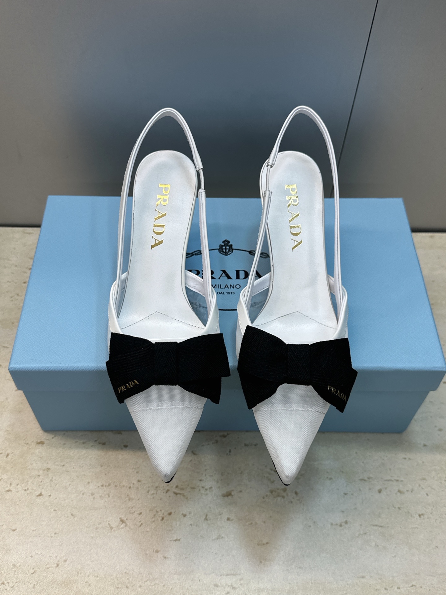 NO:747916,Prada 2026 early spring catwalk new high-heeled pointed-toe women's shoes Prada letter logo bow stiletto heel color-blocking back hollow sandals Material: imported environmentally friendly breathable mesh upper + water-dyed sheepskin lining + Italian leather outsole Heel height: 7CM Size: 34-42 (34.40.41. 42 custom-made, non-returnable and non-exchangeable), high-heeled sandals, prada, prada, sandals, high  heels,sheepskin,leather soles19860909Prada 2026 早春走秀新款高跟尖头女鞋 普拉达字母logo蝴蝶结细跟拼色后空凉鞋 材质:鞋面进口环保透气网面+水染羊皮内里+意大利真皮大底 跟高:7CM Size: 34-42（34.40.41. 42定做不退不换）,高跟鞋凉鞋,prada,prada,sandals,high heels,sheepskin,Leather soles,Women's Shoes