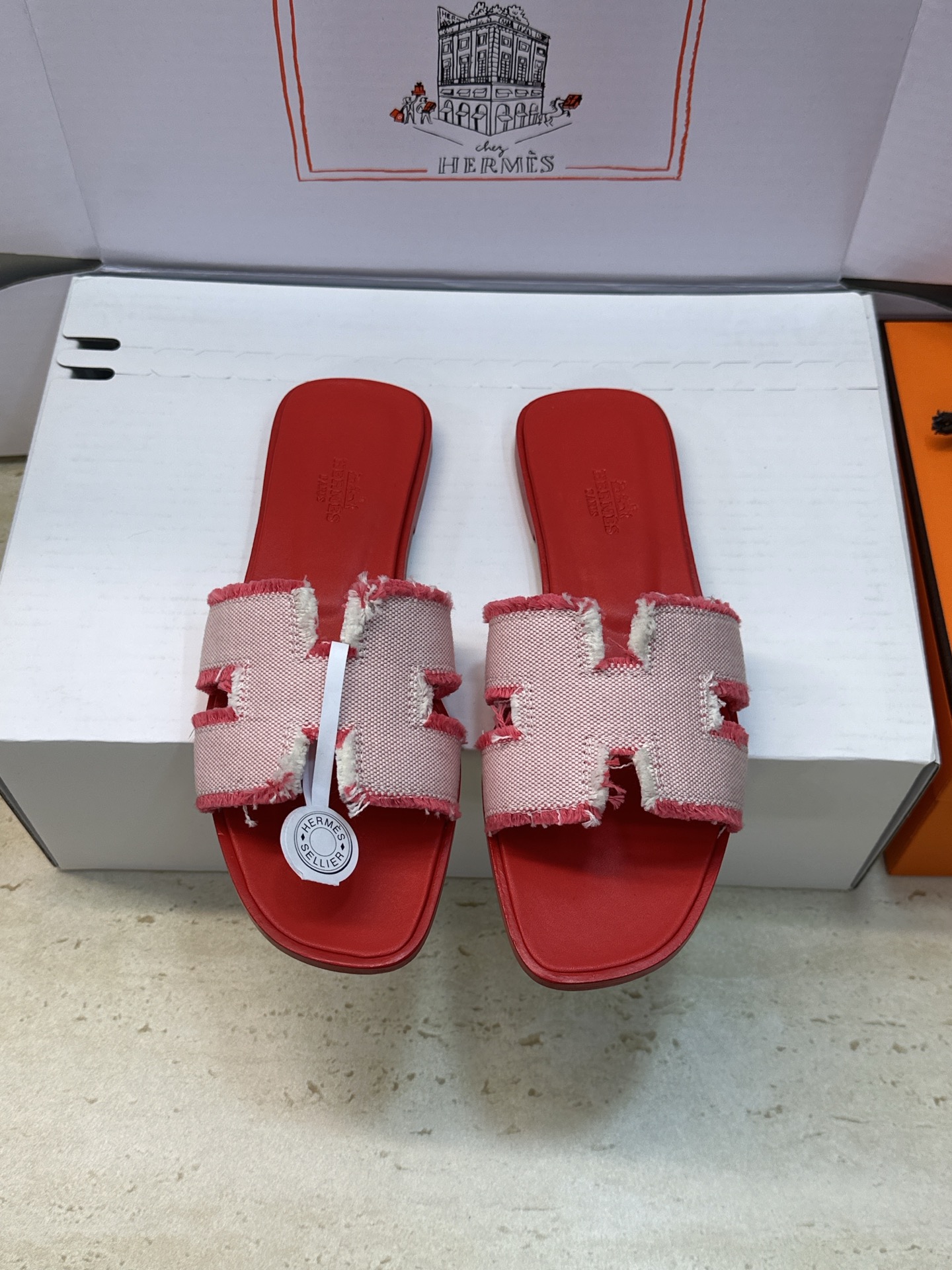 NO:747935,(With a complete set of airplane cases) Guan-made purchasing agent Hermes 2026 early spring new color classic Oran color-blocked flip-flops for women H's flat-bottomed round-head jelly-colored open-toe sandals Material upper imported environmentally friendly breathable denim + water-dyed cowhide lining + Italian genuine leather outsole Size:  34-43 (34.40.41.42.43 customization is not returnable), slippers, hermes, hermes, slippers, cowhide, Leather soles19860909(配全套飞机盒) 莞产 代购级 爱马仕 Hermes 2026早春新色经典款 Oran 拼色工字拖女鞋 H家平底圆头果冻色露趾凉拖鞋 材质鞋面进口环保透气牛仔布+水染牛皮内里+意大利真皮大底 Size: 34-43（34.40.41.42.43定制不退换）,拖鞋,hermes,hermes,slippers,cowhide,Leather soles,Women's Shoes