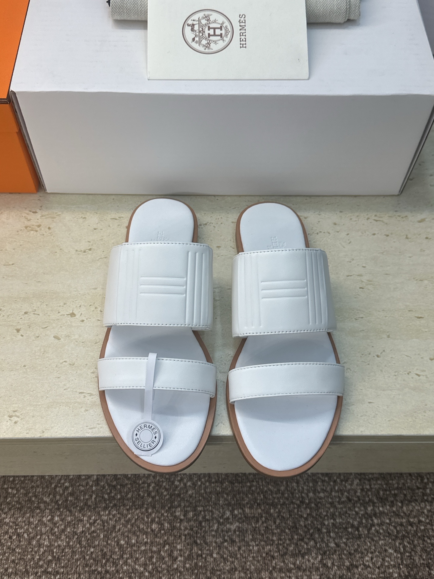 NO:747927,(With a complete set of airplane cases) Guan-made purchasing agent Hermes 2026 early spring new style Monica flat color-blocked women's shoes H family logo round toe open toe jelly color sandals Material upper imported calfskin + water-dyed cowhide lining + Italian leather outsole Size:  34-43 (34.40.41.42.43 customization is not returnable), slippers, hermes, hermes, slippers, cowhide, Leather soles19860909(配全套飞机盒) 莞产 代购级 爱马仕 Hermes 2026早春新款 Monica 平底拼色女鞋 H家字母logo圆头露趾果冻色凉拖鞋 材质鞋面进口小牛皮+水染牛皮内里+意大利真皮大底 Size: 34-43（34.40.41.42.43定制不退换),拖鞋,hermes,hermes,slippers,cowhide,Leather soles,Women's Shoes