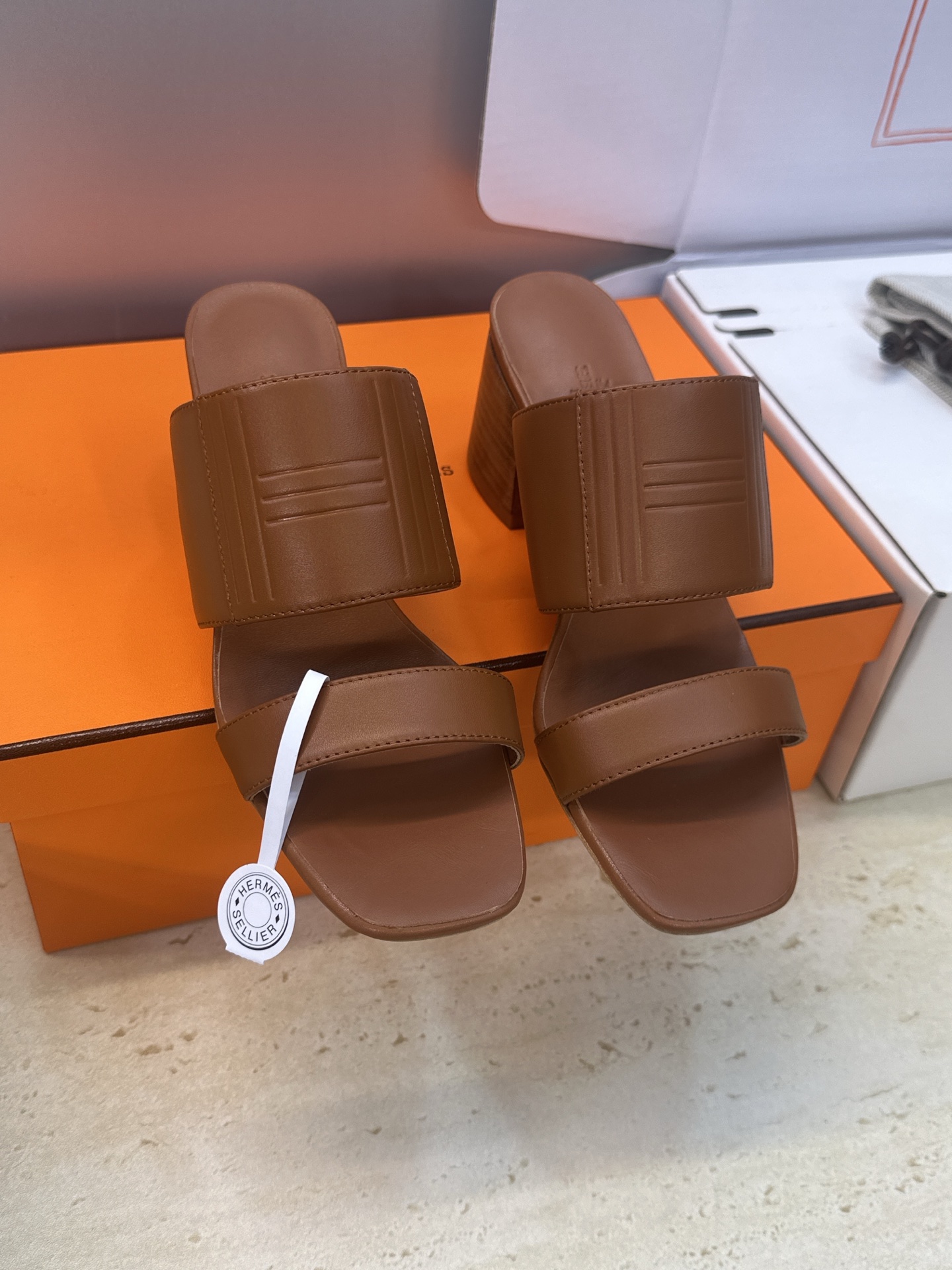 NO:747931,(With a complete set of airplane cases) Guan-made purchasing agent Hermes 2026 early spring new model Monica 60 thick heel color-blocked women's shoes H family logo high-heeled square toe open toe jelly-colored sandals Material upper imported calfskin + water-dyed cowhide lining + Italian leather outsole Heel height: 6CM Size:  34-43 (34.40.41.42.43 customization is not returnable), slippers, hermes, hermes, slippers, cowhide, Leather soles19860909(配全套飞机盒) 莞产 代购级 爱马仕 Hermes 2026早春新款 Monica 60粗跟拼色女鞋 H家字母logo高跟方头露趾果冻色凉拖鞋 材质鞋面进口小牛皮+水染牛皮内里+意大利真皮大底 跟高:6CM Size: 34-43（34.40.41.42.43定制不退换),拖鞋,hermes,hermes,slippers,cowhide,Leather soles,Women's Shoes