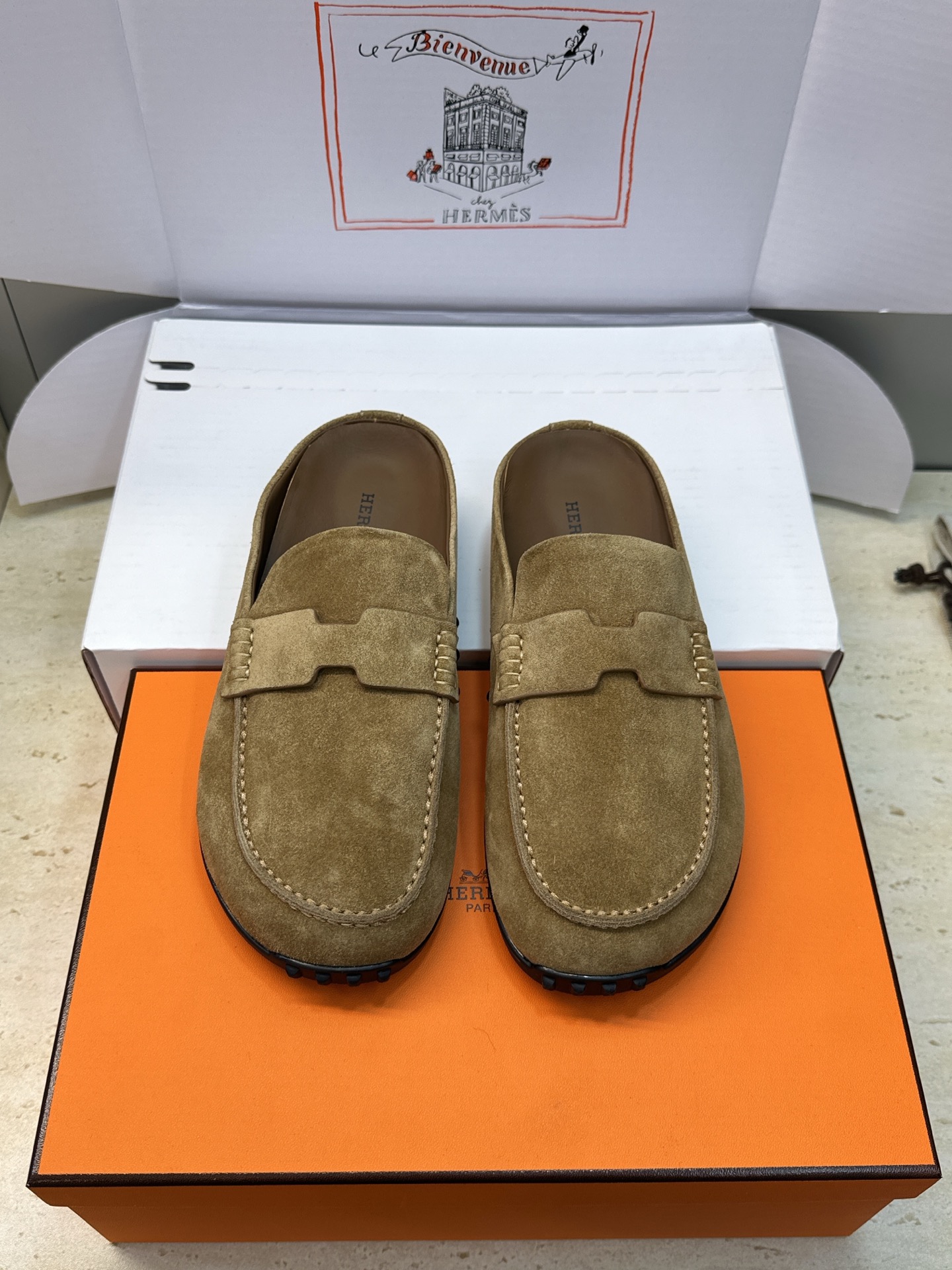 NO:747923,(With a complete set of airplane cases) Guan-made purchasing agent Hermes 2026 early spring new style Lazy jelly-colored beanie women's shoes H's flat-bottomed round-toe fashion casual Mule sandals Material upper imported sheepskin/imported calfskin + water-dyed cowhide lining + original molded Tpu outsole Size:  Women's size 35-41 (40.41 customized, non-returnable), half drag, hermes, hermes, slippers, cowhide, sheep19860909(配全套飞机盒) 莞产 代购级 爱马仕 Hermes 2026早春新款 Lazy果冻色豆豆女鞋 H家平底圆头时尚休闲穆勒凉拖鞋 材质鞋面进口羊猄皮/进口小牛皮+水染牛皮内里+原版开模Tpu大底 Size: 女码35-41(40.41定制不退换）,半拖,hermes,hermes,slippers,cowhide,sheep,Women's Shoes