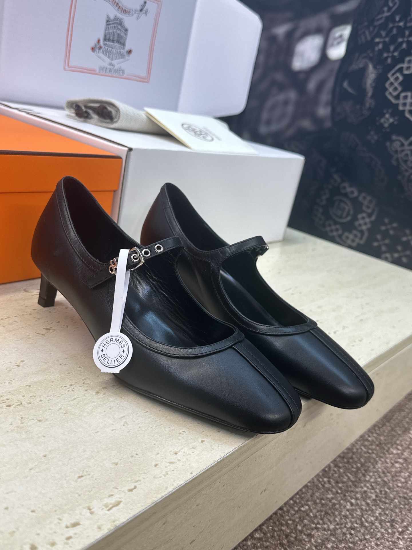 NO:747919,(With a complete set of airplane cases) Guanhuo purchasing agent Hermes 2026 early spring new Lilia color-blocked ballet doll women's shoes H family letter logo hardware belt buckle low heel round toe Mary Jane Love single shoes Material imported calfskin/imported genuine velvet + water-dyed sheepskin lining + Italian genuine leather outsole Heel height: 4CM Size:  Women's size 34-43 (34.40.41.42.43 customized, non-refundable), single shoes, hermes, hermes, loafers, mary jane, cowhide, sheepskin, real silk, Leather soles19860909(配全套飞机盒) 莞货 代购级 爱马仕 Hermes 2026早春新款Lilia拼色芭蕾舞娃娃女鞋 H家字母logo五金皮带扣低跟圆头玛丽珍乐福单鞋 材质进口小牛皮/进口真丝绒+水染羊皮内里+ 意大利真皮大底 跟高:4CM Size: 女码34-43（34.40.41.42.43定制不退换）,单鞋,hermes,hermes,loafers,mary jane,cowhide,sheepskin,real silk,Leather soles,Women's Shoes