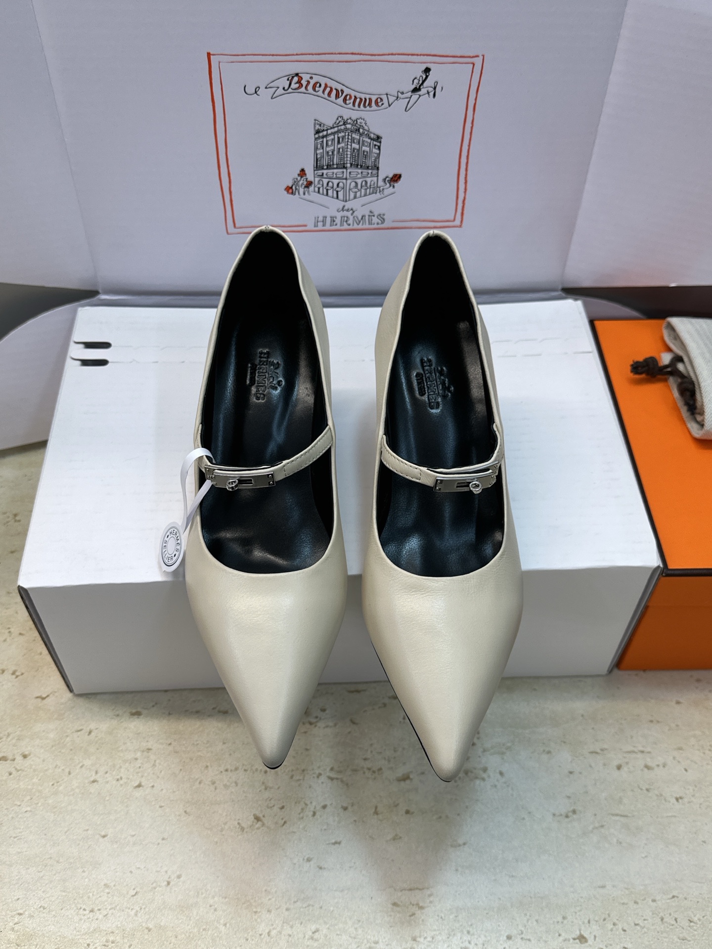 NO:747939,(With a complete set of airplane cases) Guan-made purchasing agent Hermes 2026 early spring new Majeste high-heeled women's shoes H Kelly hardware buckle pointed toe fashionable and versatile shoes Material imported calfskin + water-dyed cowhide lining + Italian genuine leather outsole Heel height 6CM Size: 34-43 (34.40.41.42.43 customization is not returnable), high-heeled shoes, hermes, hermes, high  heels,cowhide,leather soles19860909(配全套飞机盒) 莞产 代购级 爱马仕 Hermes 2026早春新款 Majeste高跟女鞋 H家Kelly五金扣尖头时尚百搭单鞋 材质进口小牛皮+水染牛皮内里+意大利真皮大底 跟高6CM Size: 34-43(34.40.41.42.43定制不退换）,高跟鞋单鞋,hermes,hermes,high heels,cowhide,Leather soles,Women's Shoes