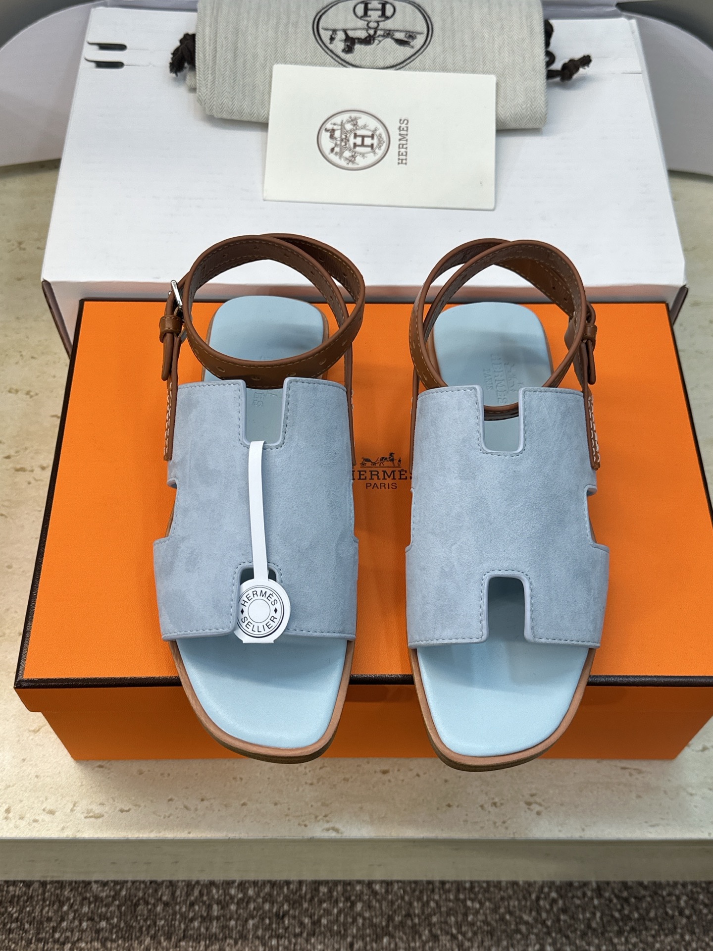 NO:747933,(With a complete set of airplane cases) Guan-made purchasing agent Hermes 2026 early spring new style Maya color-blocked flip-flops for women H family logo flat bottom round toe jelly-colored open-toe sandals Material upper imported calfskin/imported sheepskin + water-dyed cowhide lining + Italian genuine leather outsole Size:  34-43 (34.40.41.42.43 customization is not returnable), sandals, hermes, hermes, sandals, cowhide, sheep, Leather soles19860909(配全套飞机盒) 莞产 代购级 爱马仕 Hermes 2026早春新款Maya 拼色工字拖女鞋 H家字母logo平底圆头果冻色露趾凉鞋 材质鞋面进口小牛皮/进口羊猄皮+水染牛皮内里+意大利真皮大底 Size: 34-43（34.40.41.42.43定制不退换）,凉鞋,hermes,hermes,sandals,cowhide,sheep,Leather soles,Women's Shoes